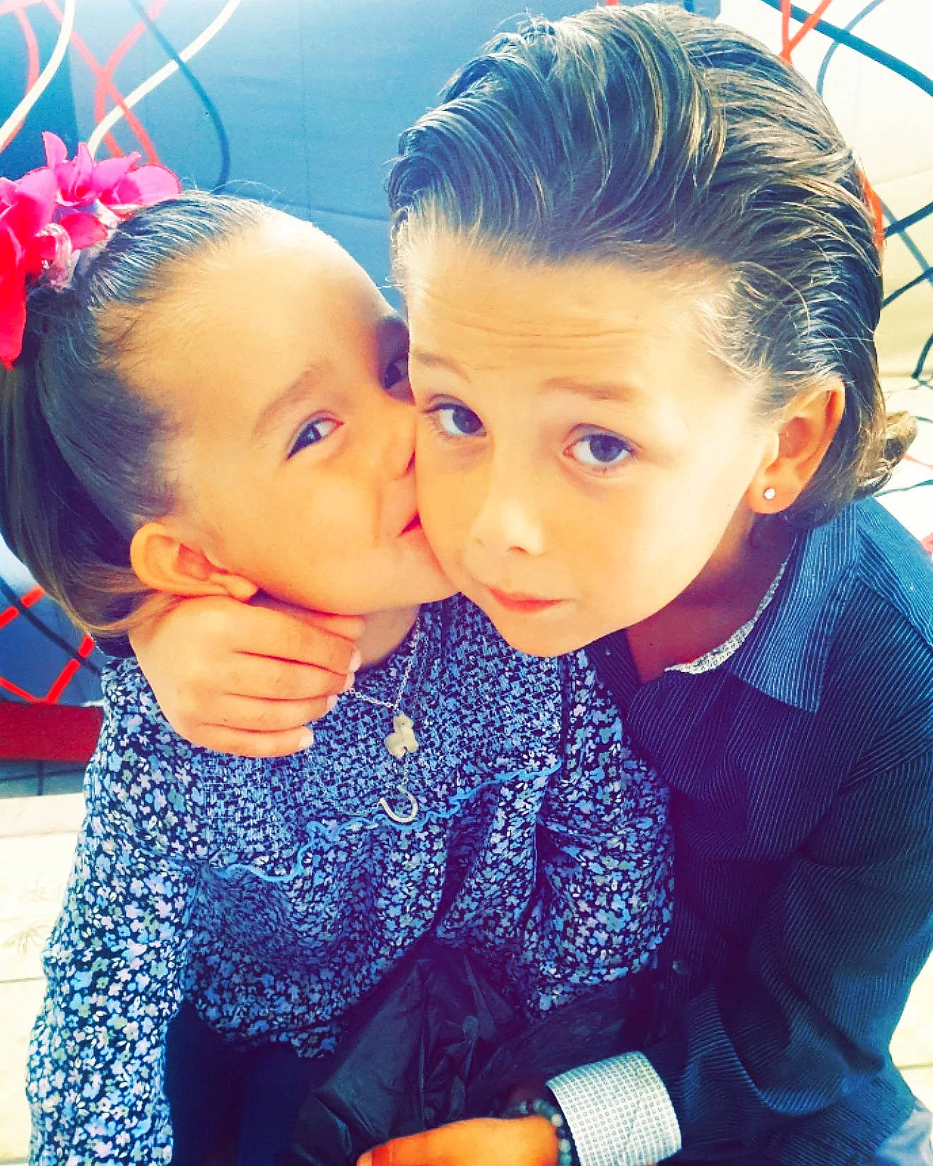 Deynitsa a rejoint le concours — aidez-le/la à gagner de superbes lots ! black_hair, cheek, chin, cool, ear, finger, gesture, happy, head, iris, kiss, mouth, neck, nose, people_in_nature, person, photograph, sharing, skin, sleeve