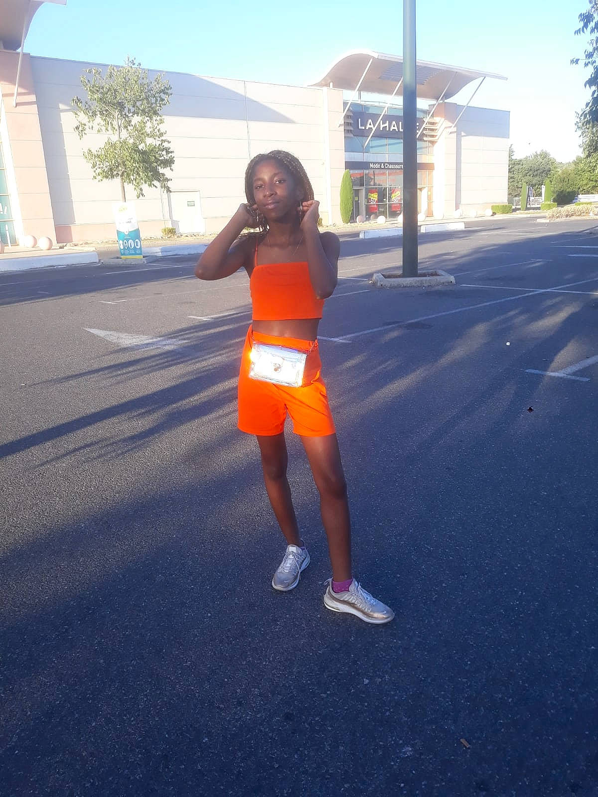 Munah participe au concours pour gagner de l'argent avec cette photo : asphalt, athlete, athletics, cross_country_running, endurance_sports, exercise, fun, human_leg, individual_sports, knee, lane, long_distance_running, marathon, person, photography, recreation, road, running, shoe, snapshot