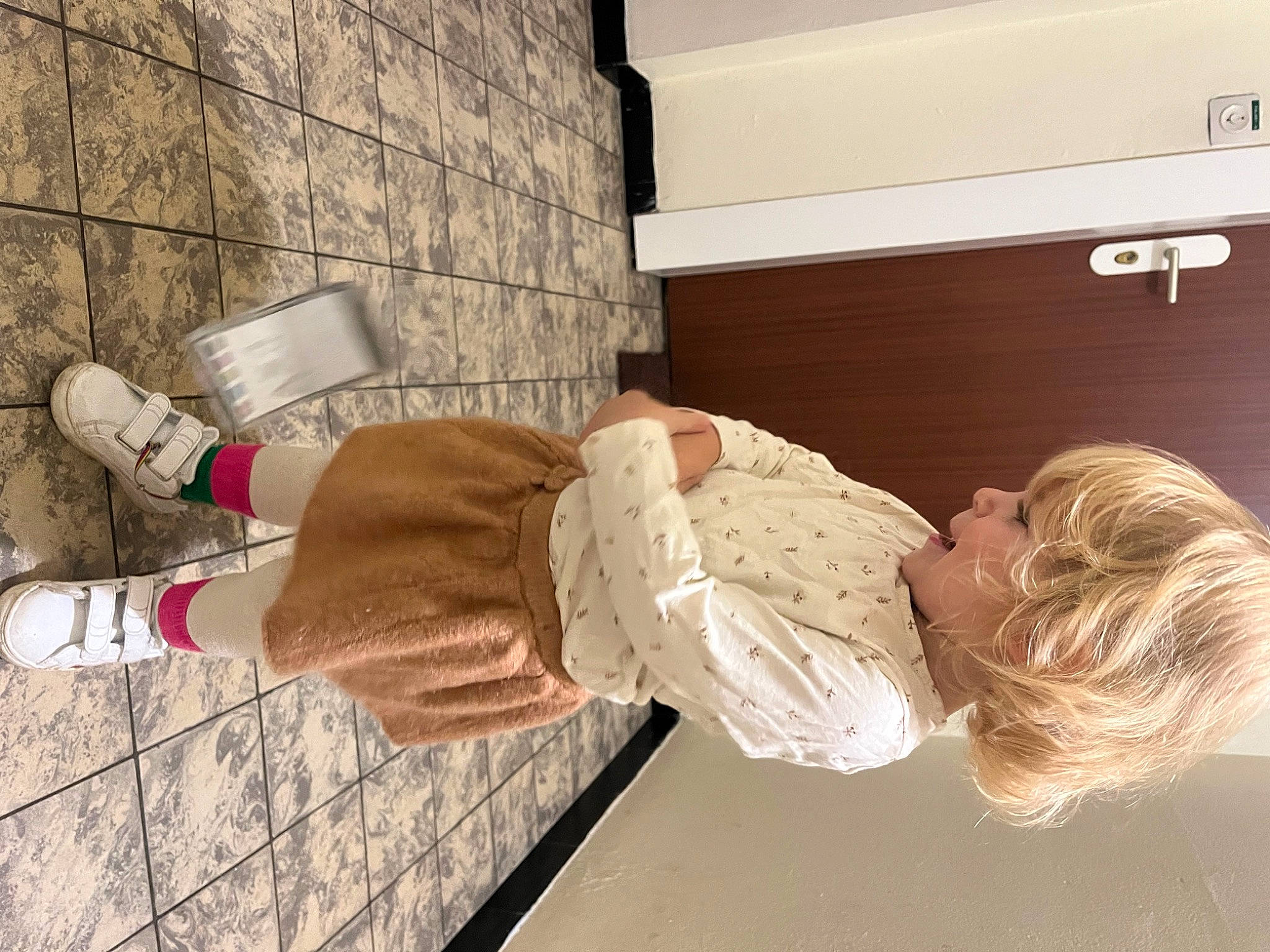 Jade participe au concours pour gagner de l'argent avec cette photo : baby, brick, chest_of_drawers, child, comfort, flooring, human_leg, knee, pattern, person, room, sitting, thigh, toddler, walking_shoe, window, wood