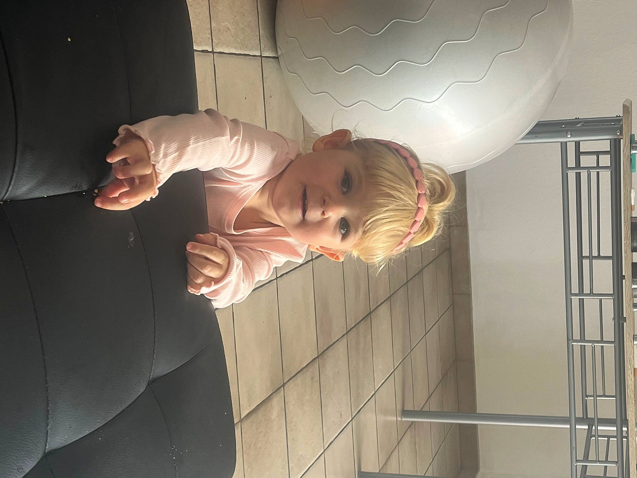 Jade participe au concours pour gagner de l'argent avec cette photo : arm, baby, ceiling, child, darkness, elbow, eye, flash_photography, flooring, fun, gesture, hand, human_body, person, reflection, room, shoulder, space, suit, tints_and_shades