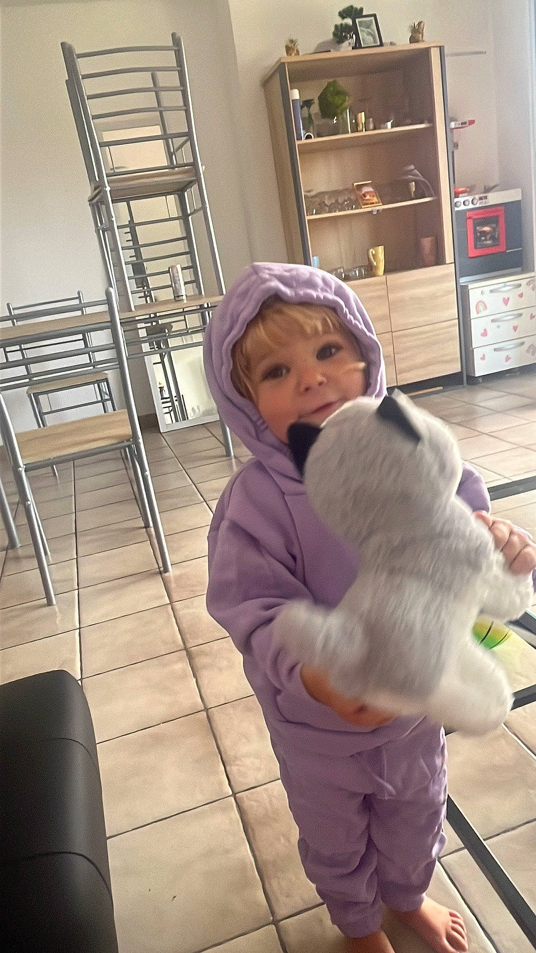 Jade participe au concours pour gagner de l'argent avec cette photo : baby_toddler_clothing, child, comfort, companion_dog, flooring, fun, fur, fur_clothing, glove, happy, hoodie, joint, leisure, person, refrigerator, room, skin, sleeve, standing, toddler