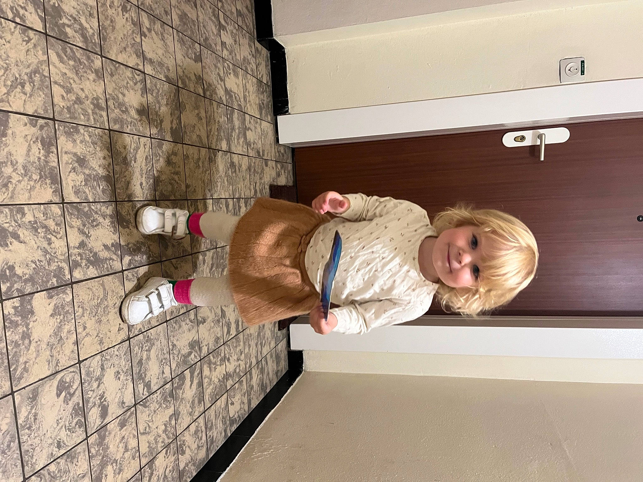 Jade a rejoint le concours — aidez-le/la à gagner de superbes lots ! automotive_exterior, baby_toddler_clothing, child, concrete, facade, flooring, human_leg, joy, person, smile, t_shirt, toddler, tree, walking_shoe, window, wood