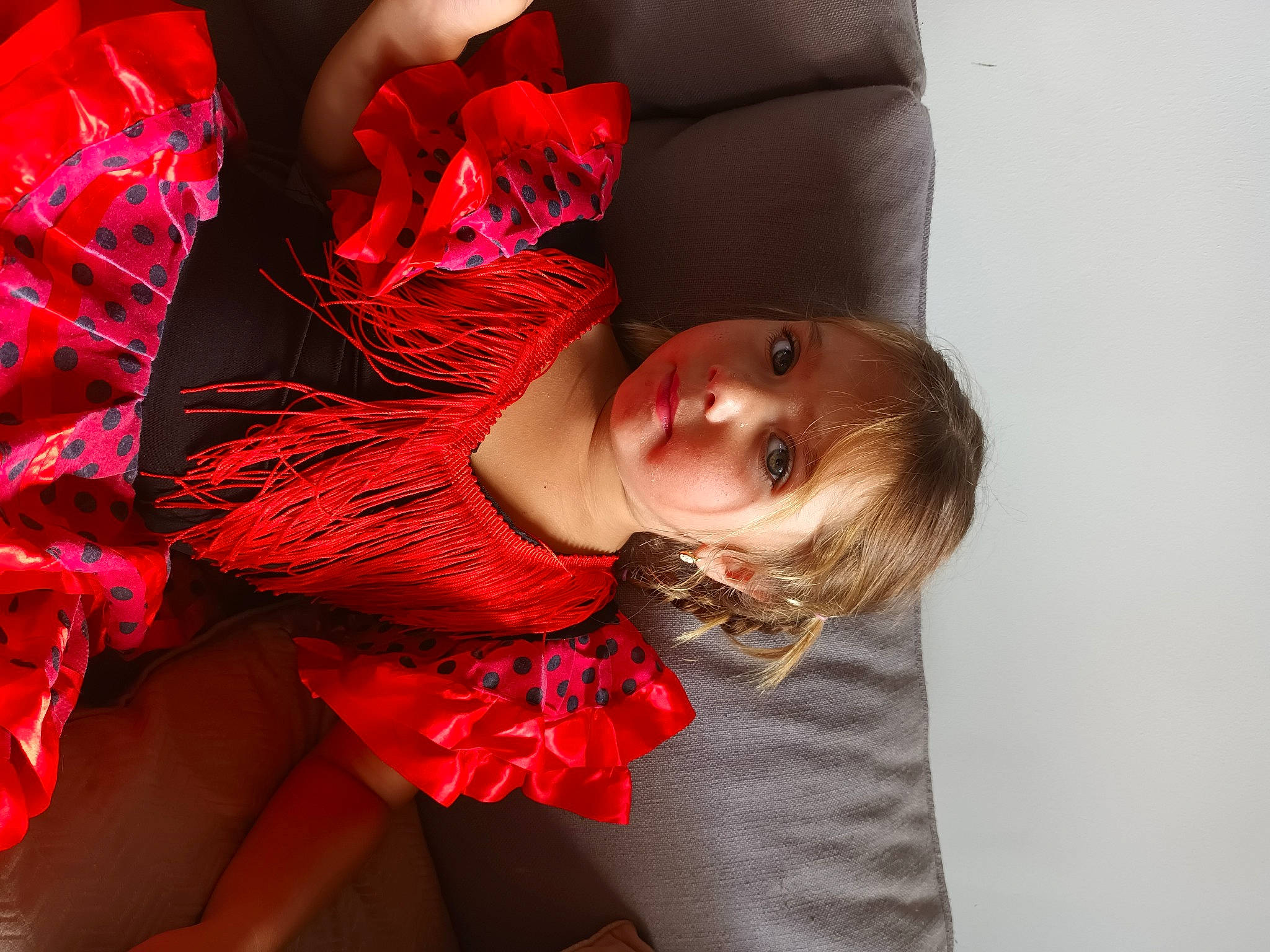 Meryl participe au concours pour gagner de l'argent avec cette photo : brown_hair, carmine, event, fashion_accessory, fashion_design, flash_photography, flesh, fun, glove, human_body, human_leg, lip, long_hair, magenta, person, petal, pink, red_hair, shoulder, textile