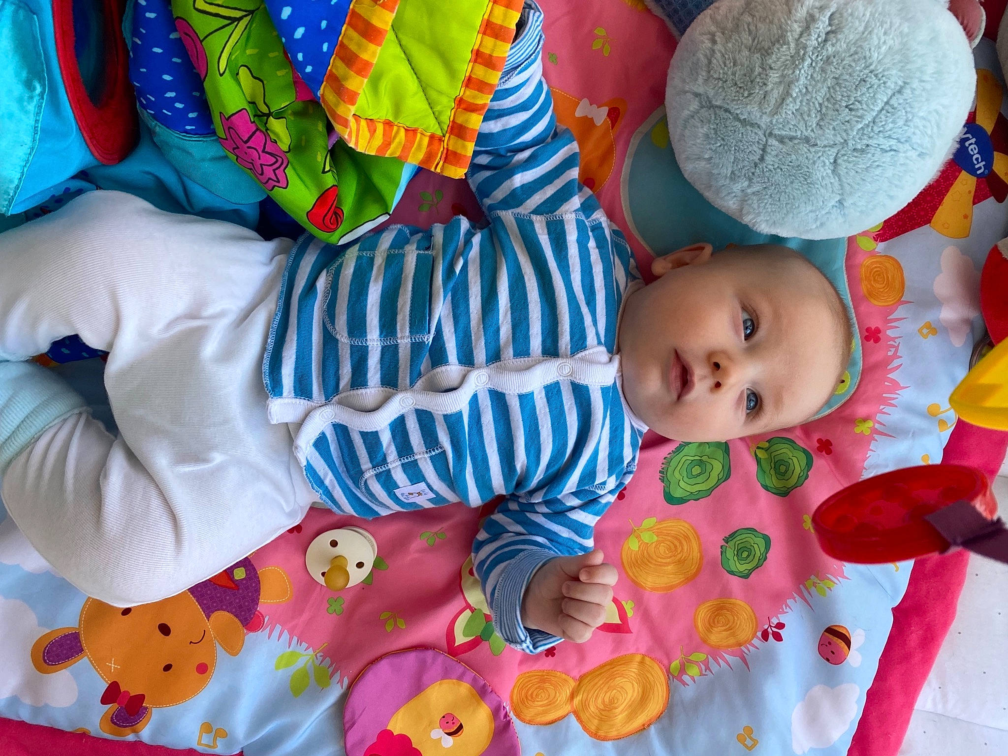 Lysandre a rejoint le concours — aidez-le/la à gagner de superbes lots ! baby, baby_products, baby_toddler_clothing, cheek, child, dress, hand, happy, linens, orange, pattern, person, petal, pink, skin, sleeve, textile, toddler, toy, white