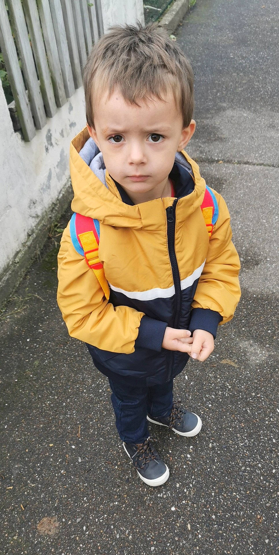 Valentin participe au concours pour gagner de l'argent avec cette photo : asphalt, baby, baby_toddler_clothing, boot, child, eye, face, fun, grass, hair, head, jacket, nose, person, plant, road_surface, sleeve, soil, toddler, tree