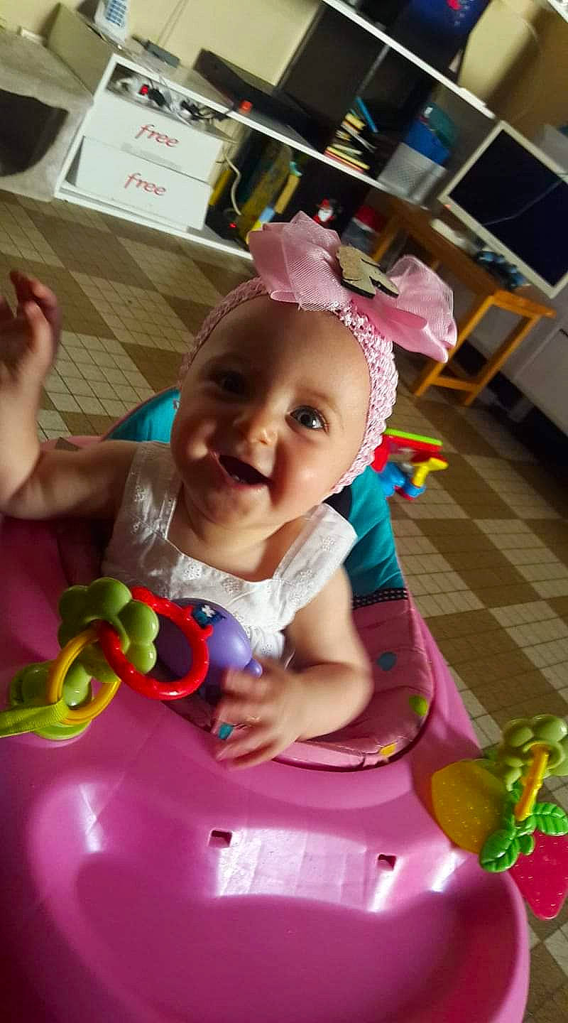 Albane a rejoint le concours — aidez-le/la à gagner de superbes lots ! baby, child, fun, person, pink, play, skin, smile, toddler, toy