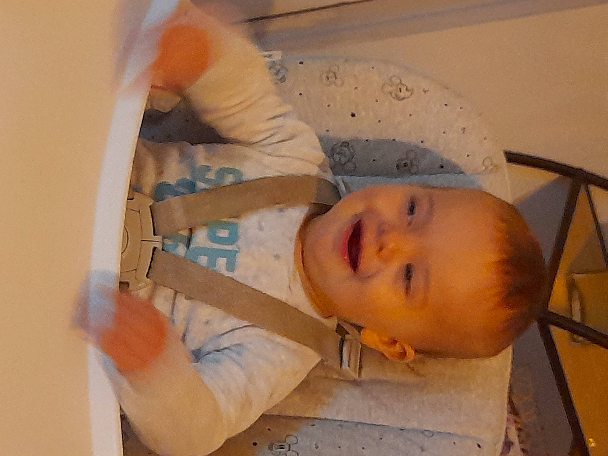 Hugo participe au concours pour gagner de l'argent avec cette photo : baby, baby_products, baby_safety, baby_toddler_clothing, cheek, chest, child, comfort, elbow, flooring, happy, joy, linens, pattern, person, room, sleeve, smile, toddler, wood