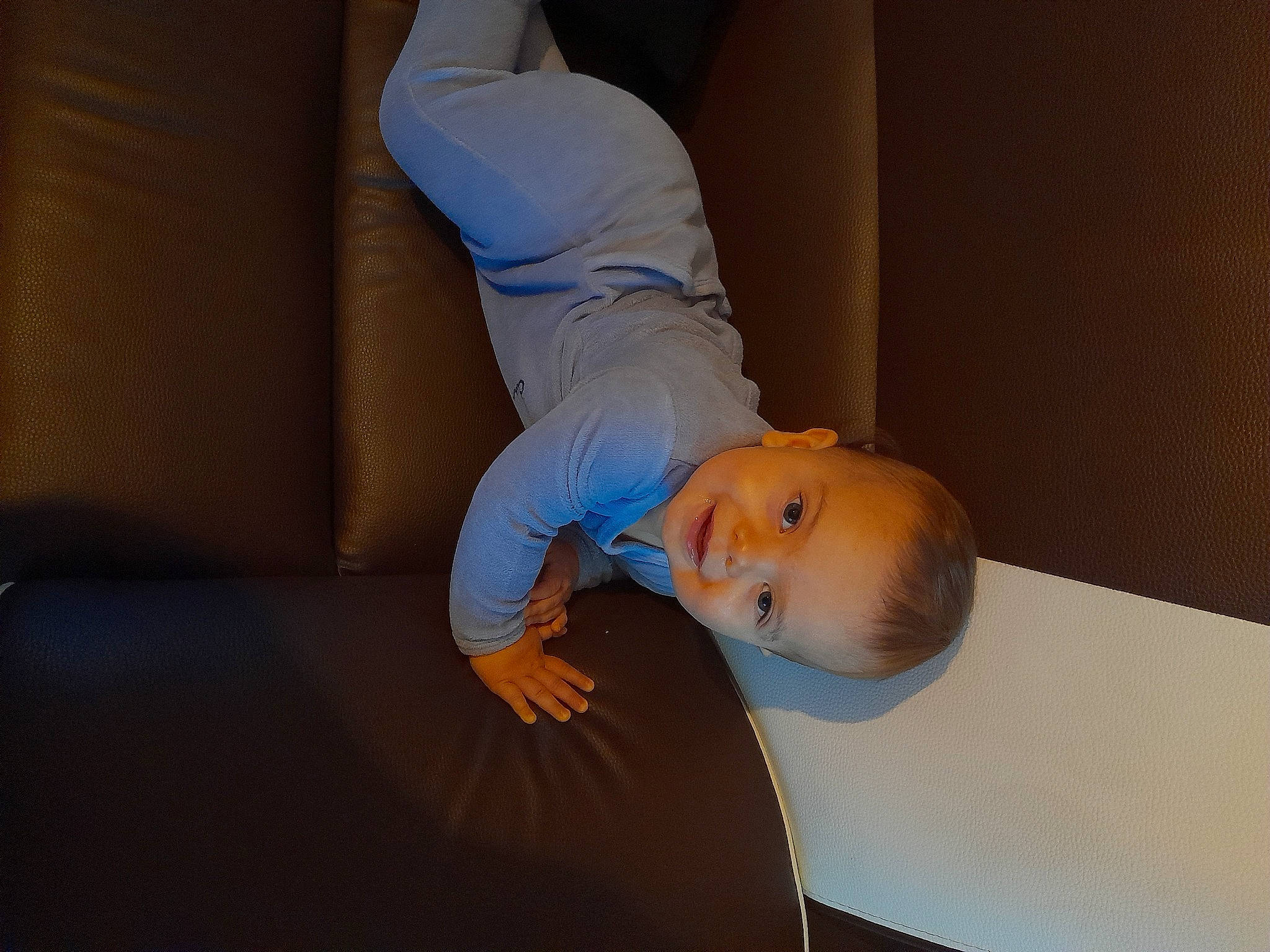 Hugo participe au concours pour gagner de l'argent avec cette photo : baby, baby_toddler_clothing, balance, child, comfort, elbow, electric_blue, finger, flooring, fun, hardwood, human_leg, joy, knee, person, room, sitting, smile, sportswear, t_shirt