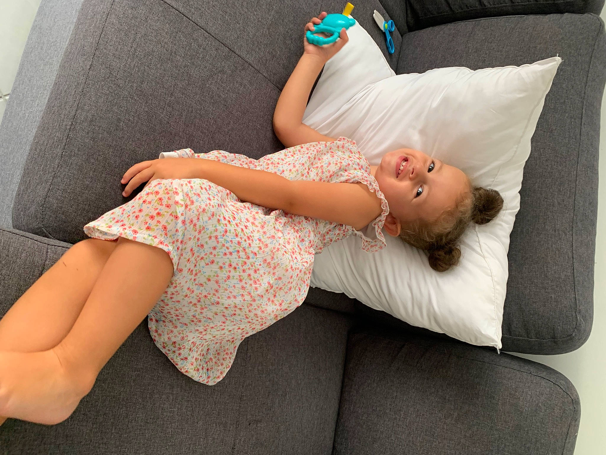 Elena a rejoint le concours — aidez-le/la à gagner de superbes lots ! abdomen, blond, comfort, couch, elbow, eyewear, finger, human_leg, joint, joy, knee, leg, linens, long_hair, pattern, person, pink, textile, thigh, trunk