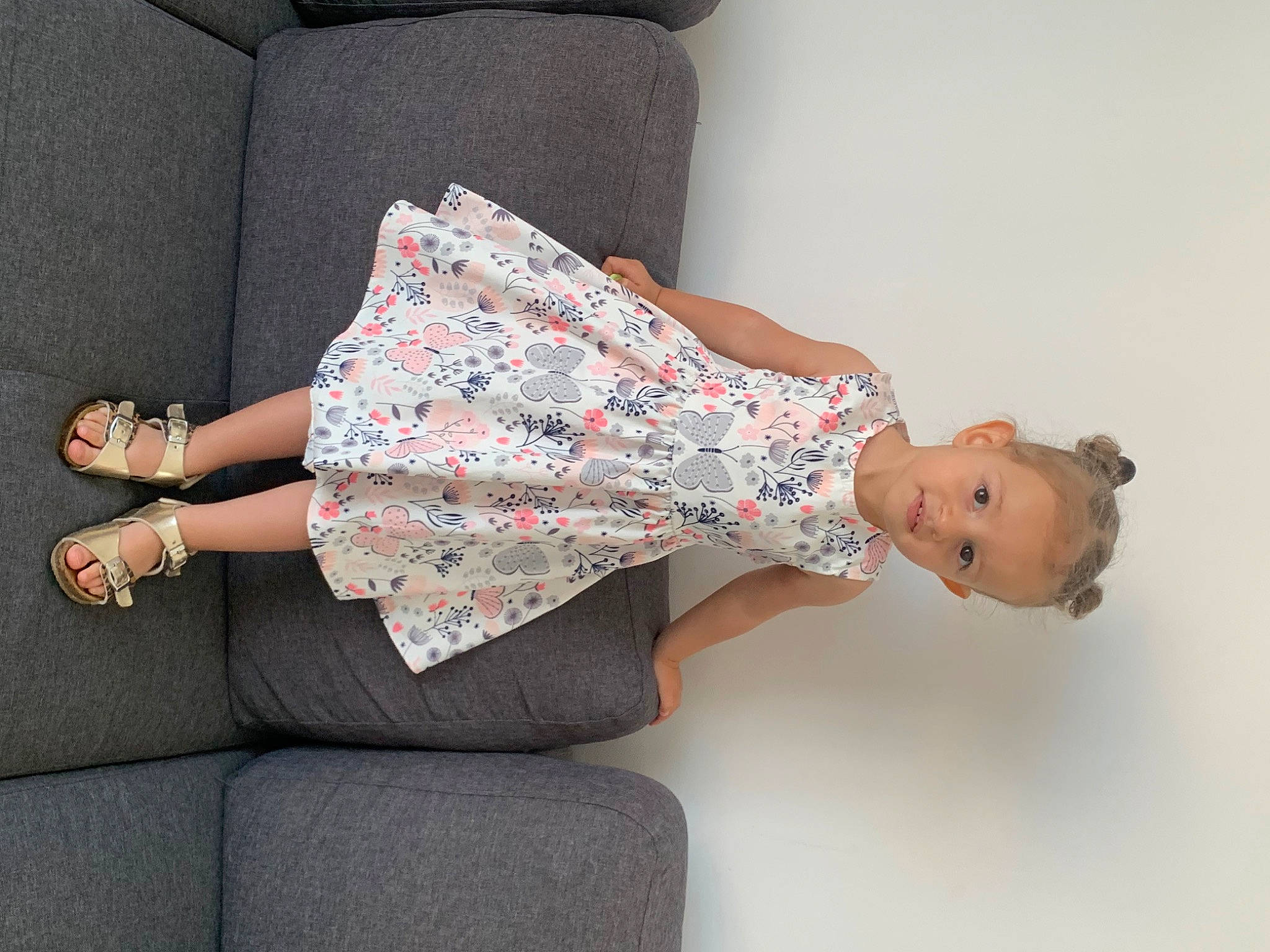 Elena a rejoint le concours — aidez-le/la à gagner de superbes lots ! comfort, day_dress, dress, elbow, fashion_design, finger, flooring, human_leg, joint, knee, one_piece_garment, pattern, person, pink, shoulder, sleeve, thigh, trunk, waist, wood