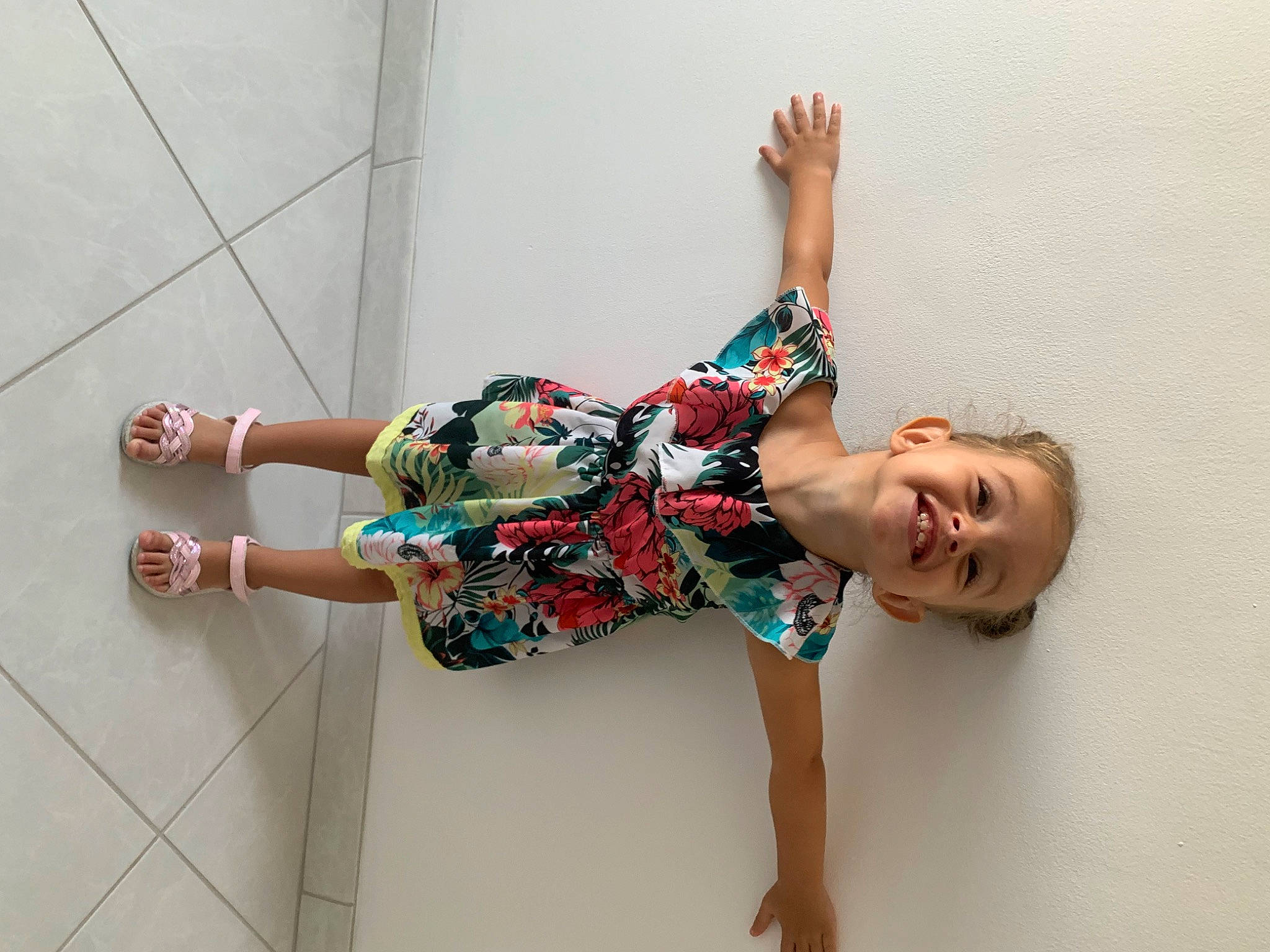 Elena a rejoint le concours — aidez-le/la à gagner de superbes lots ! calf, day_dress, elbow, fashion_design, foot, fun, gesture, happy, human_leg, joint, joy, knee, leg, magenta, pattern, person, sandal, sleeve, thigh, visual_arts