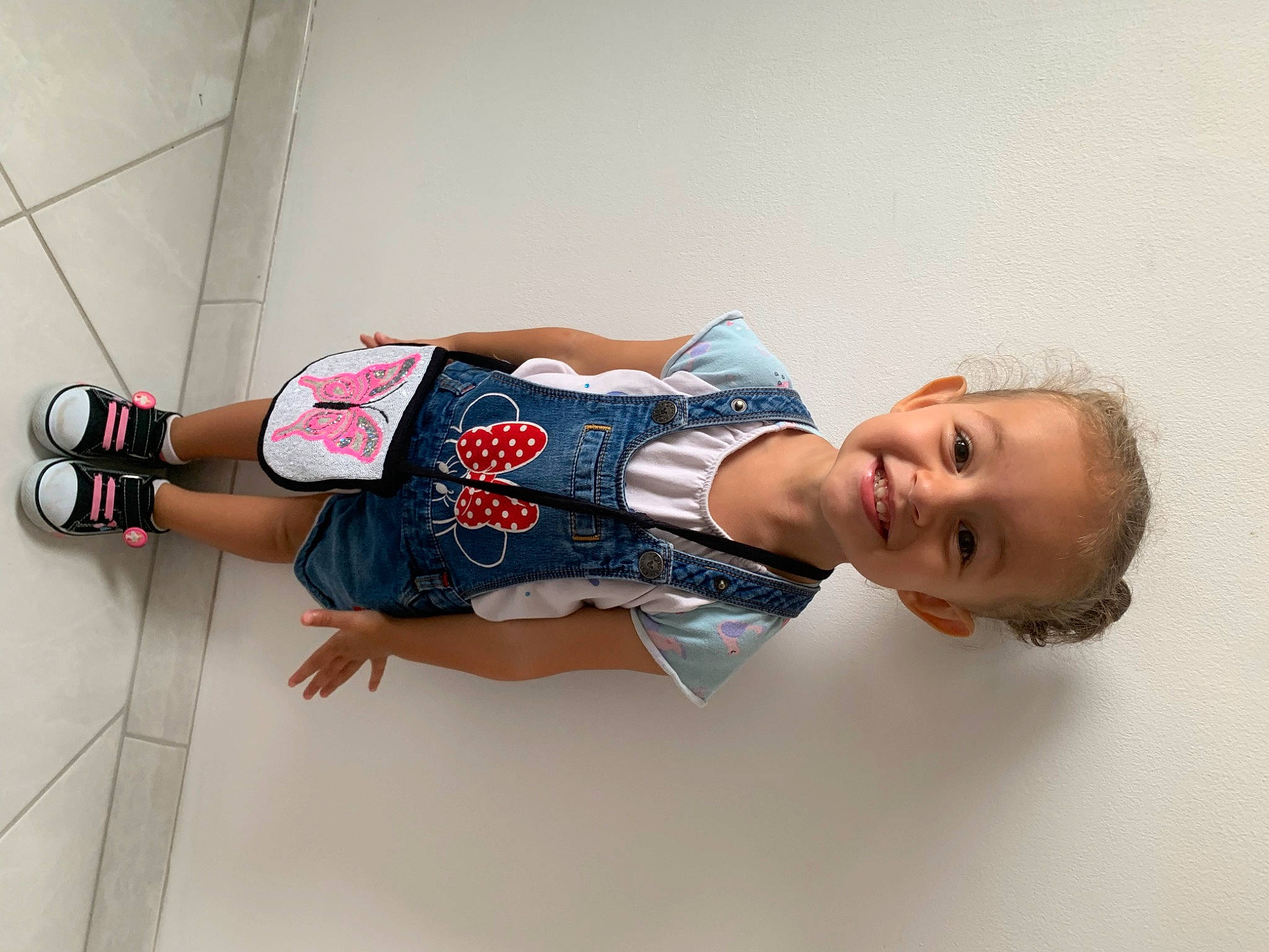 Elena participe au concours pour gagner de l'argent avec cette photo : abdomen, denim, elbow, fashion_design, fun, happy, human_leg, joy, knee, person, sleeve, t_shirt, thigh, toddler, trunk, waist, wrist