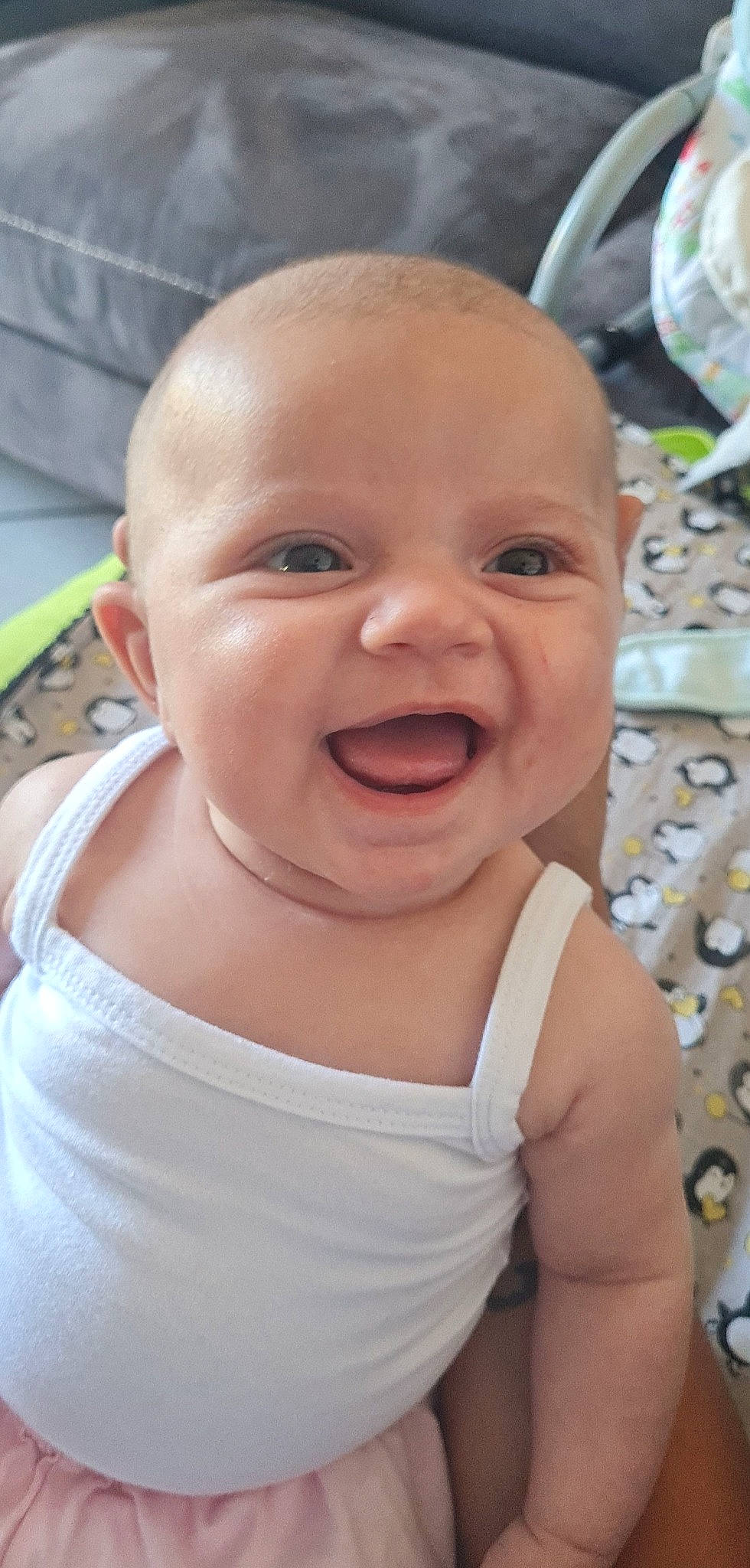 Léonna participe au concours pour gagner de l'argent avec cette photo : baby, baby_laughing, baby_toddler_clothing, cheek, ear, eye, eyebrow, hair, happy, human_body, iris, lip, mouth, nose, person, pink, skin, sleeve, smile, toddler