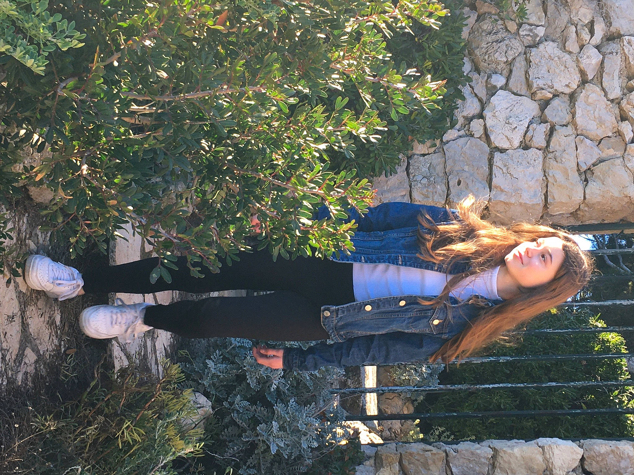 Léa participe au concours pour gagner de l'argent avec cette photo : black, boot, fun, grass, happy, joy, landscape, leaf, leisure, light, people_in_nature, person, plant, reflection, shrub, smile, street_light, thigh, tints_and_shades, travel