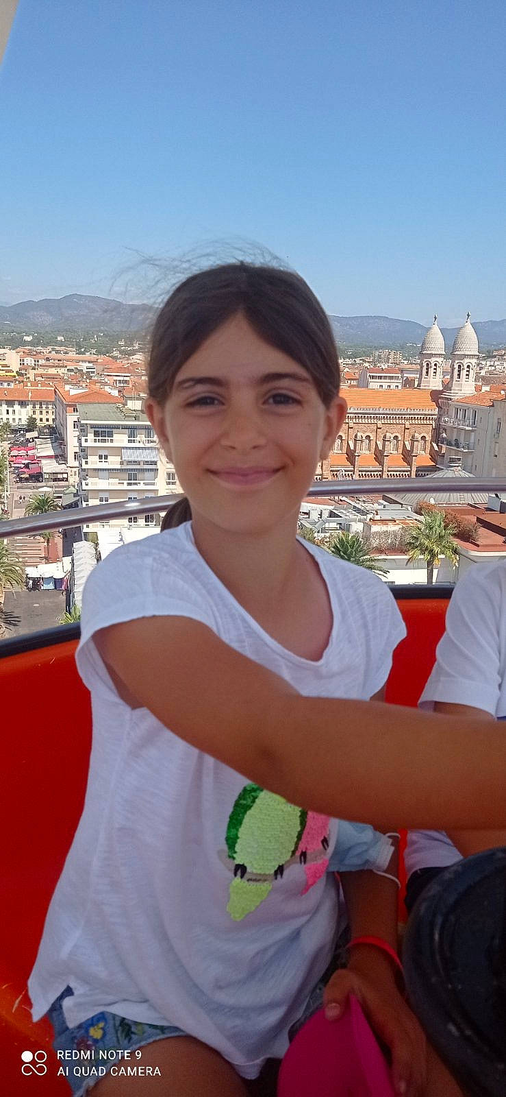 Elene participe au concours pour gagner de l'argent avec cette photo : arm, beauty, chin, daytime, fun, happy, joy, leisure, person, photograph, skin, sky, sleeve, smile, summer, t_shirt, temple, thumb, tourism, travel