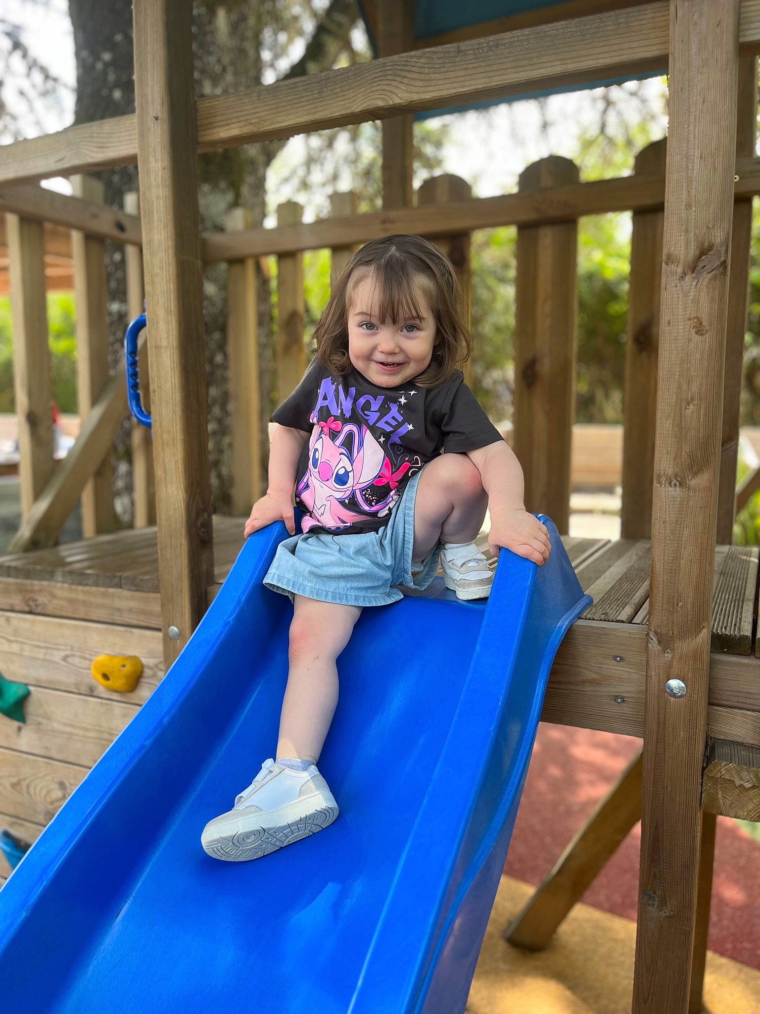 Jade participe au concours pour gagner de l'argent avec cette photo : child, chute, city, clothing, electric_blue, fun, grass, happy, joy, leisure, outdoor_play_equipment, person, plant, playground, playground_slide, recreation, shorts, sitting, smile, toddler