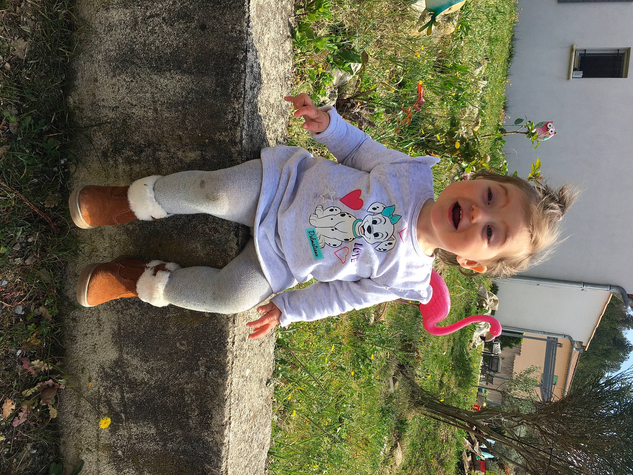 Jade participe au concours pour gagner de l'argent avec cette photo : carmine, child, fun, grass, happy, house, human_leg, leaf, leisure, people_in_nature, person, plant, smile, toddler, tree, yard