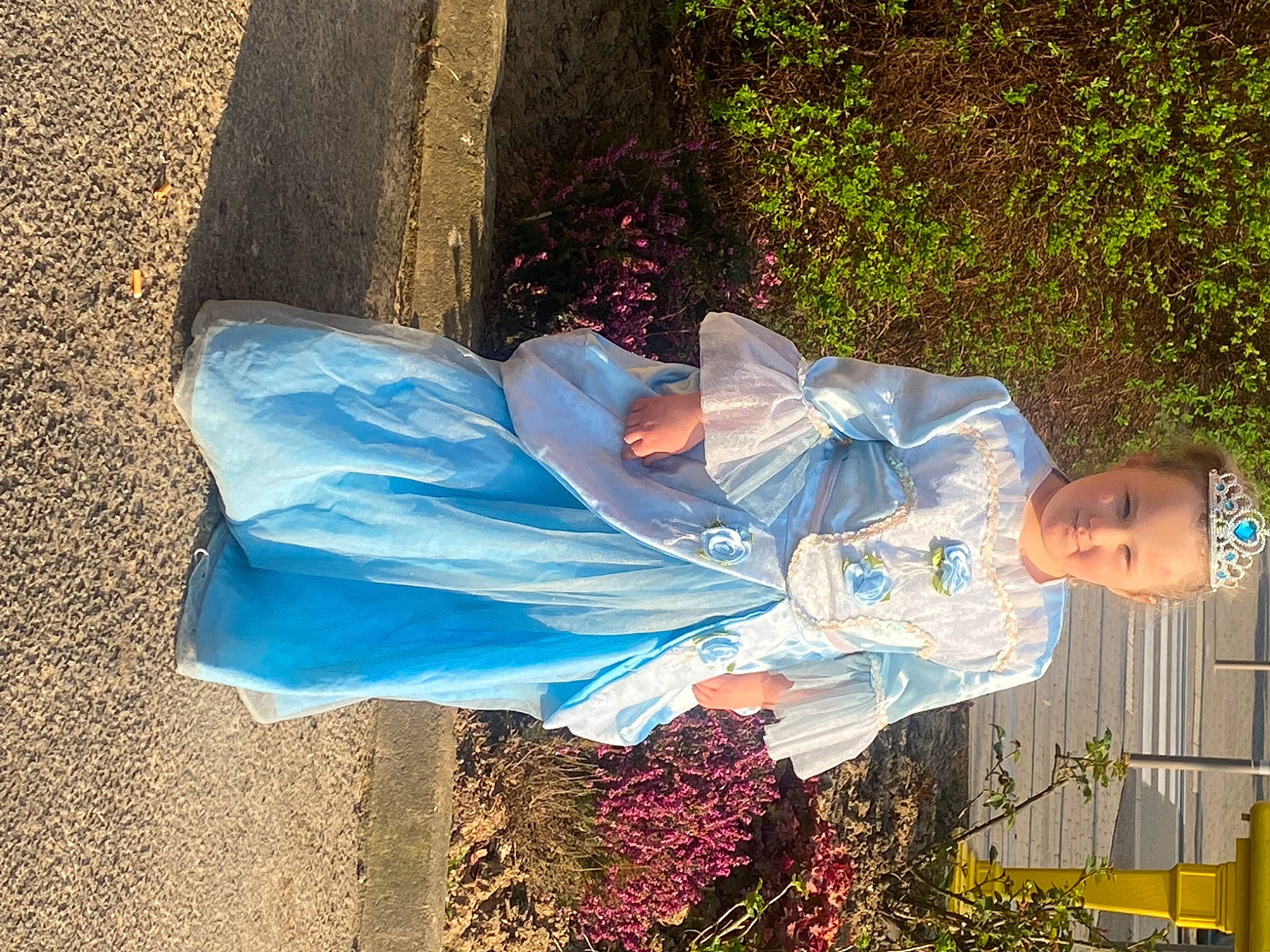 Lina a rejoint le concours — aidez-le/la à gagner de superbes lots ! costume, electric_blue, fun, grass, happy, joy, leaf, leisure, people_in_nature, person, plant, soil, spring, tints_and_shades, tree, visual_arts, water, yellow