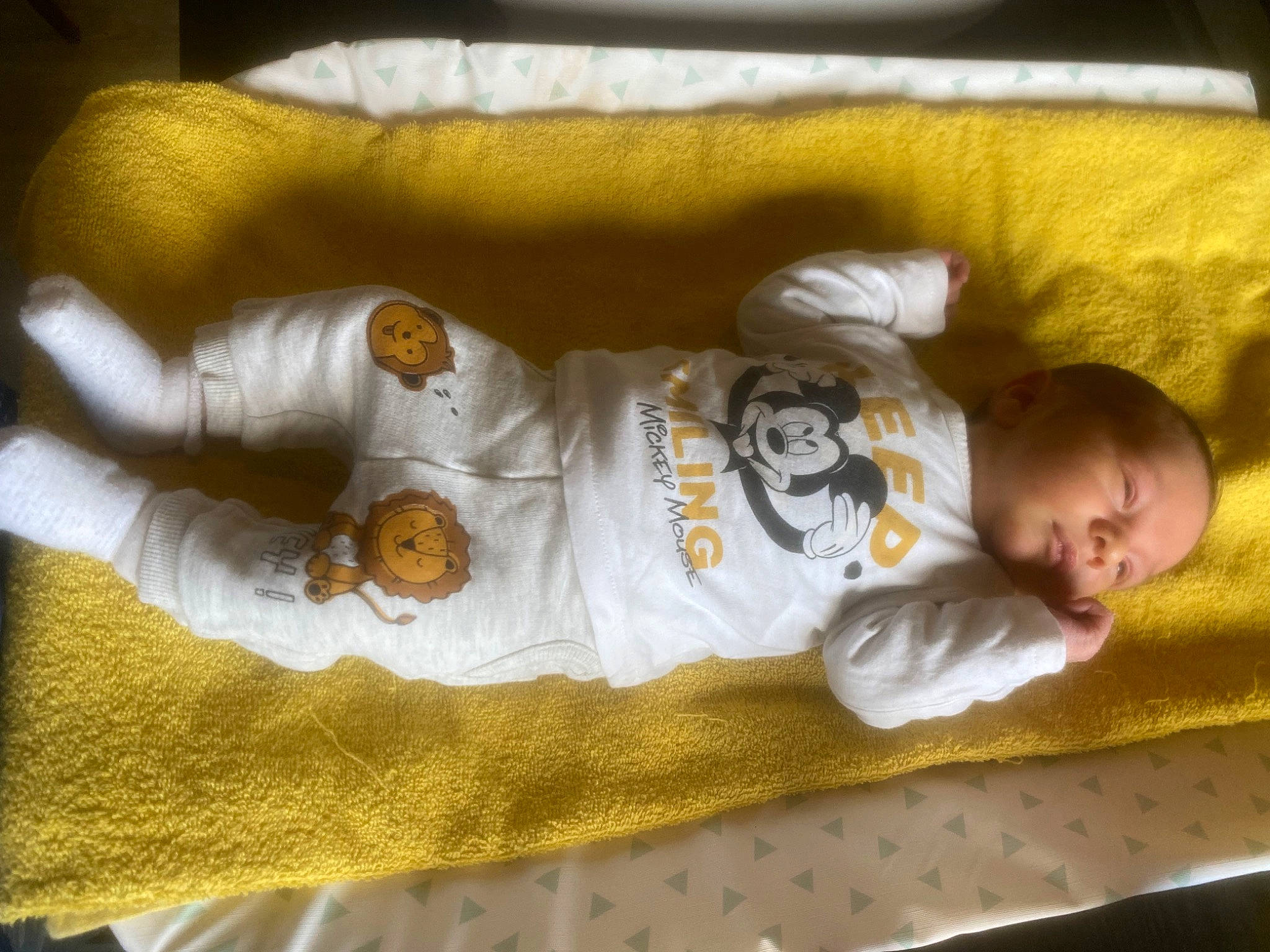 Ilyan participe au concours pour gagner de l'argent avec cette photo : baby, baby_products, baby_sleeping, baby_toddler_clothing, bed, bed_sheet, bedding, bedtime, blanket, child, comfort, infant_bed, linens, nap, person, room, sleep, sleeve, textile, throw_pillow