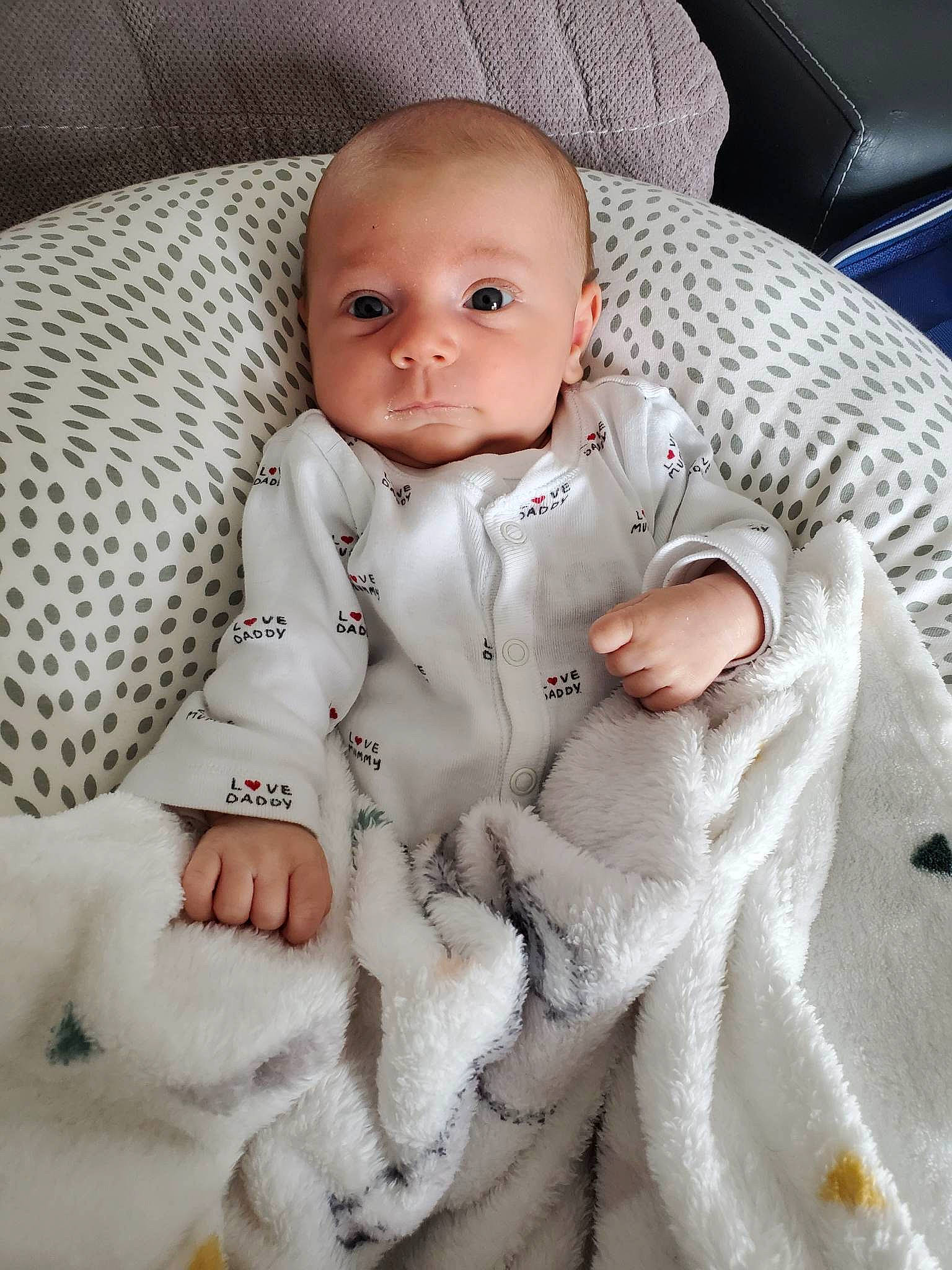 Julie a rejoint le concours — aidez-le/la à gagner de superbes lots ! baby, baby_products, baby_toddler_clothing, bedding, cheek, child, collar, comfort, eye, fur, head, iris, linens, pattern, person, room, sitting, skin, sleeve, textile