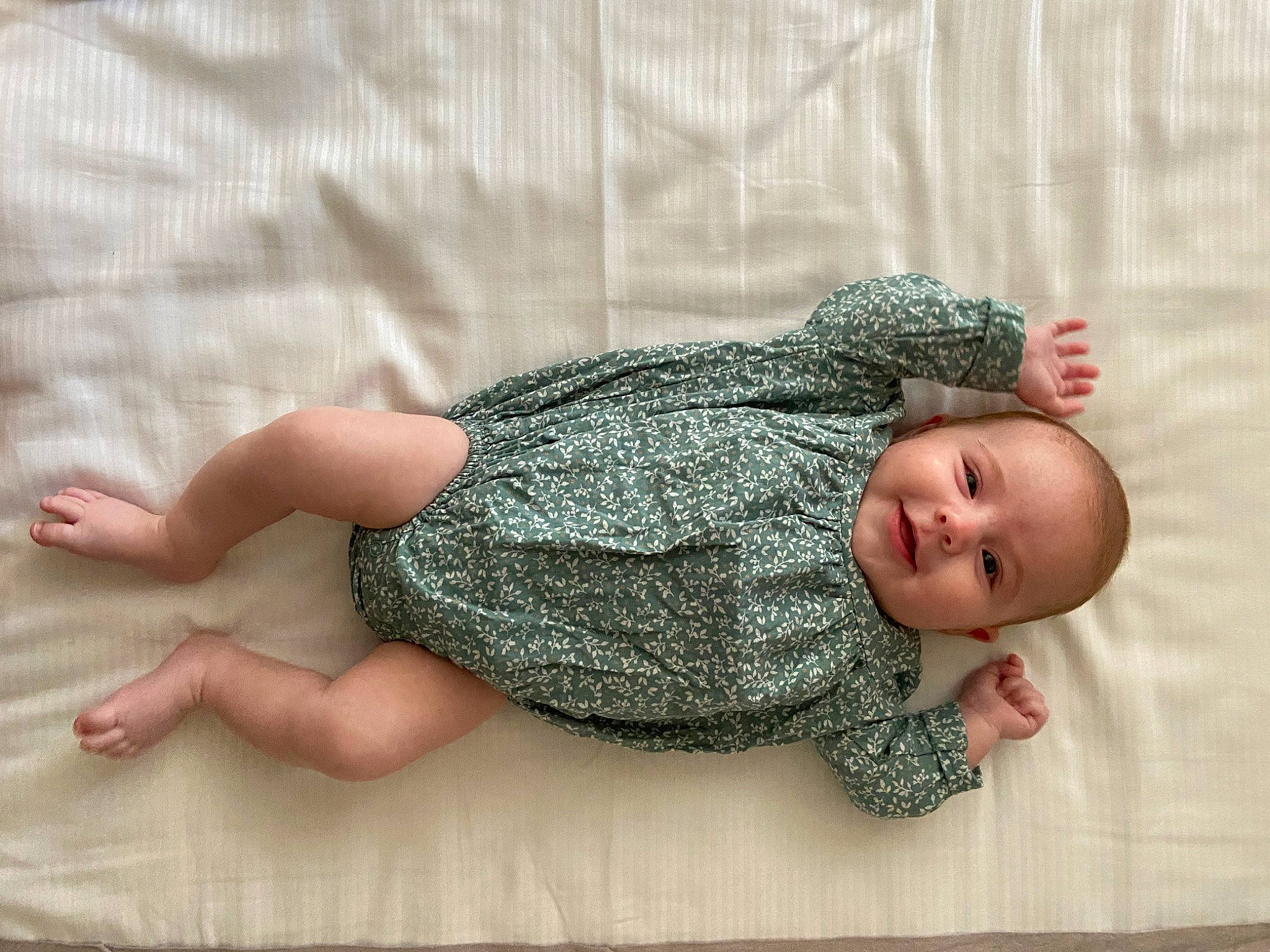 Dahlia a rejoint le concours — aidez-le/la à gagner de superbes lots ! baby, baby_sleeping, baby_toddler_clothing, comfort, finger, floor, flooring, foot, grey, hand, head, headgear, human_body, joy, leg, pattern, person, skin, sleeve, textile