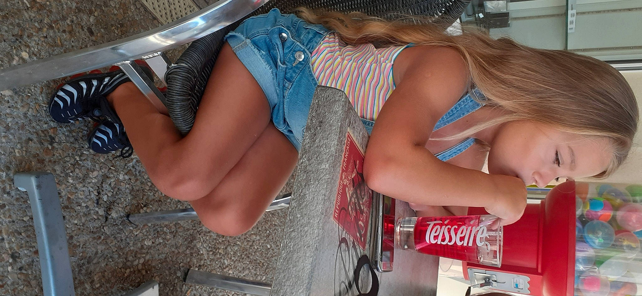 Olya a rejoint le concours — aidez-le/la à gagner de superbes lots ! leg, person