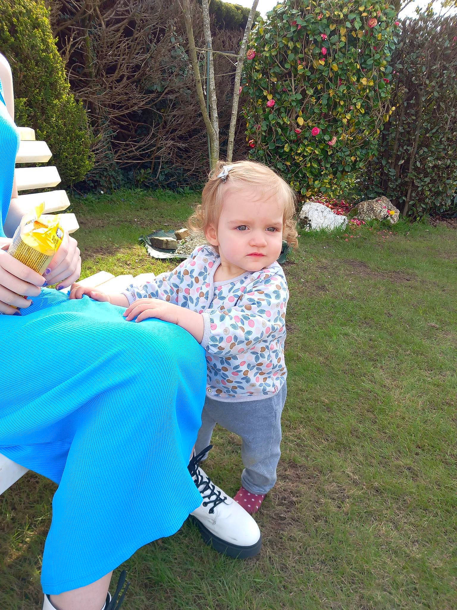 Ambre a rejoint le concours — aidez-le/la à gagner de superbes lots ! baby_toddler_clothing, child, fun, garden, grass, happy, head, human_body, lap, lawn, leisure, people_in_nature, person, plant, plastic_bottle, play, recreation, sitting, summer, toddler