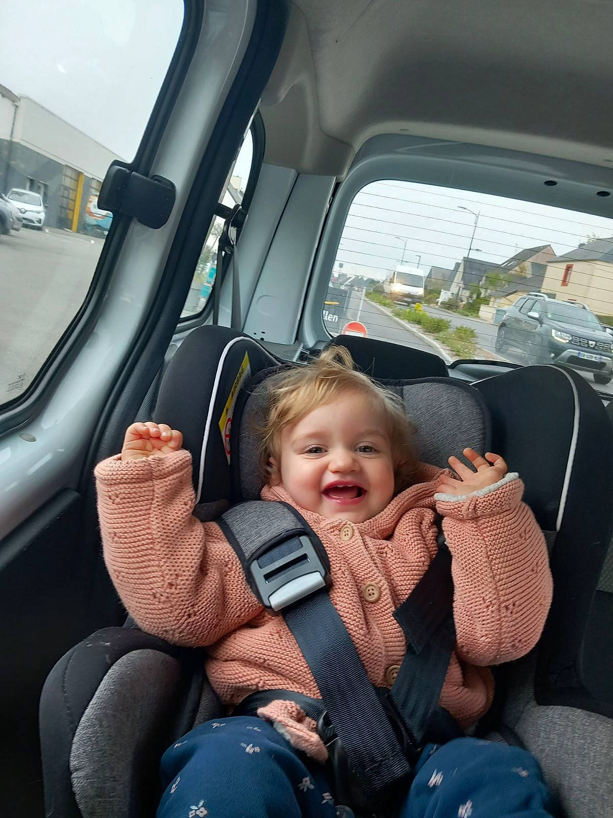 Ambre participe au concours pour gagner de l'argent avec cette photo : automotive_design, automotive_exterior, car, car_seat, car_seat_cover, comfort, finger, hand, head_restraint, joy, mode_of_transport, motor_vehicle, person, plant, smile, steering_part, steering_wheel, toddler, vehicle, vehicle_door