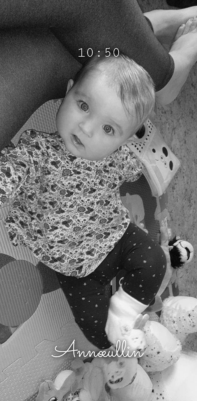 Adixia a rejoint le concours — aidez-le/la à gagner de superbes lots ! baby, baby_toddler_clothing, black, black_and_white, cheek, child, cool, fun, hairstyle, hand, happy, human_body, monochrome, organ, person, photograph, sleeve, standing, style, toddler