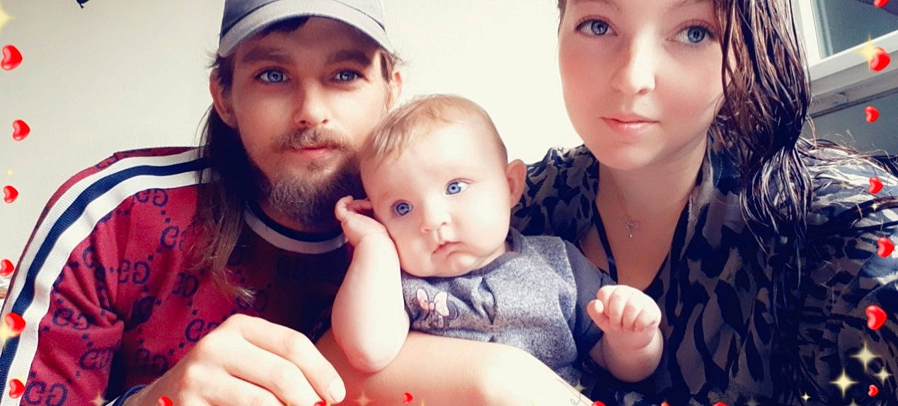 Adixia participe au concours pour gagner de l'argent avec cette photo : baby, baseball_cap, beard, cap, cheek, child, eye, face, finger, fun, gesture, happy, headwear, interaction, iris, lip, person, photograph, red, skin
