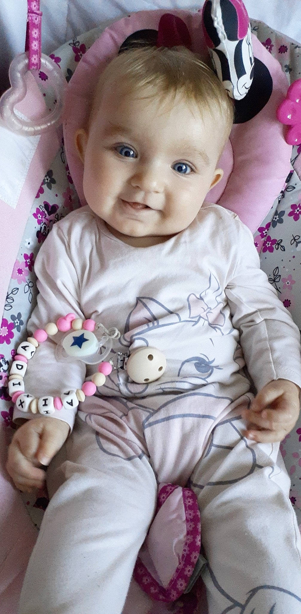Adixia participe au concours pour gagner de l'argent avec cette photo : baby, baby_toddler_clothing, cheek, chin, eye, face, facial_expression, hairstyle, head, iris, lip, organ, person, photograph, pink, product, skin, sleeve, smile, textile