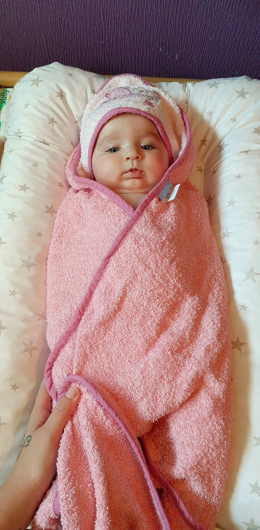 Adixia a rejoint le concours — aidez-le/la à gagner de superbes lots ! baby, baby_products, baby_safety, baby_sleeping, baby_toddler_clothing, cheek, child, comfort, face, facial_expression, headwear, linens, magenta, outerwear, person, pink, skin, sleeve, textile, toddler