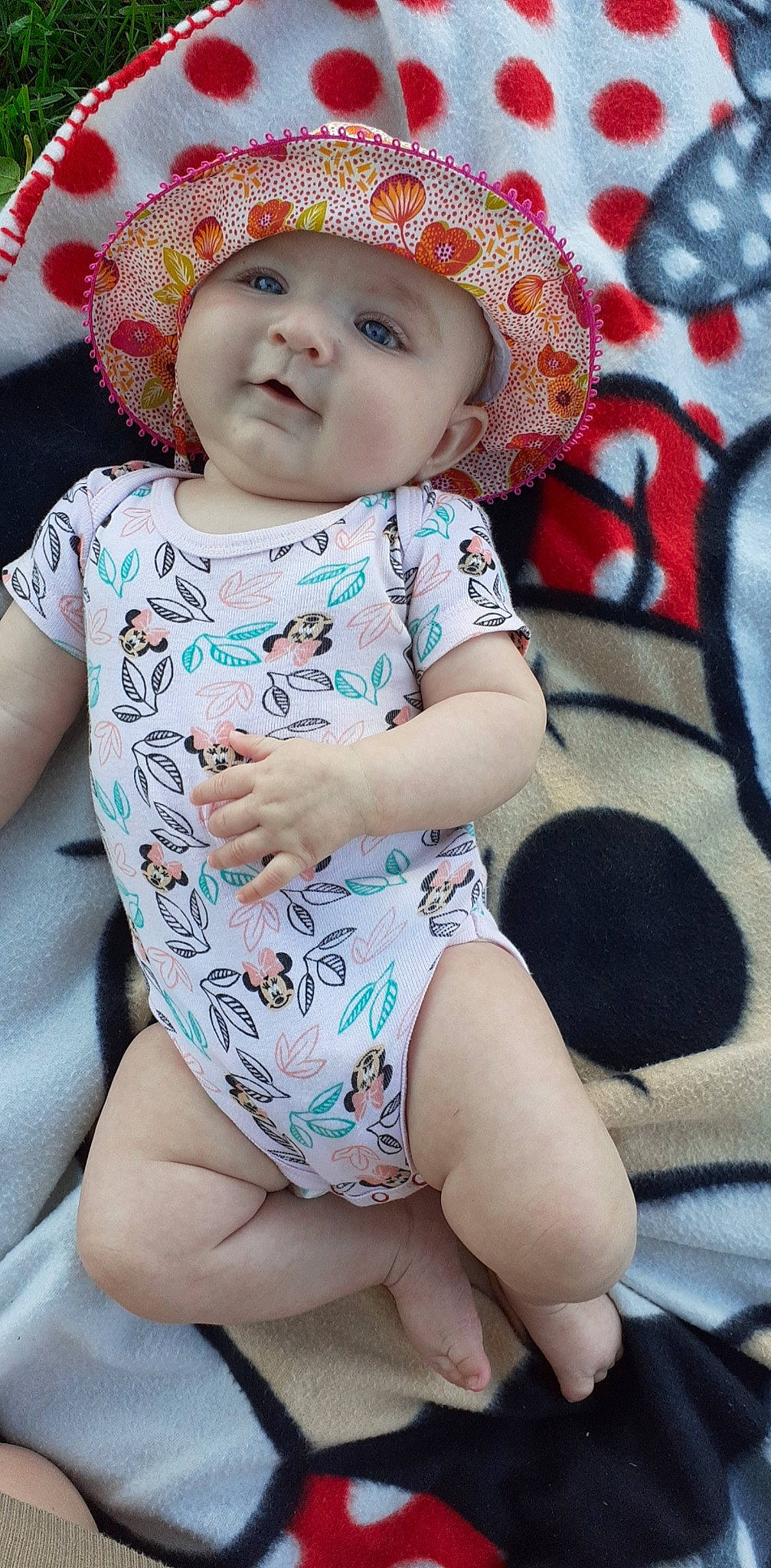 Adixia a rejoint le concours — aidez-le/la à gagner de superbes lots ! baby, baby_toddler_clothing, cap, cheek, cool, dress, eye, face, happy, headwear, human_body, iris, lip, pattern, person, pink, product, skin, sleeve, standing