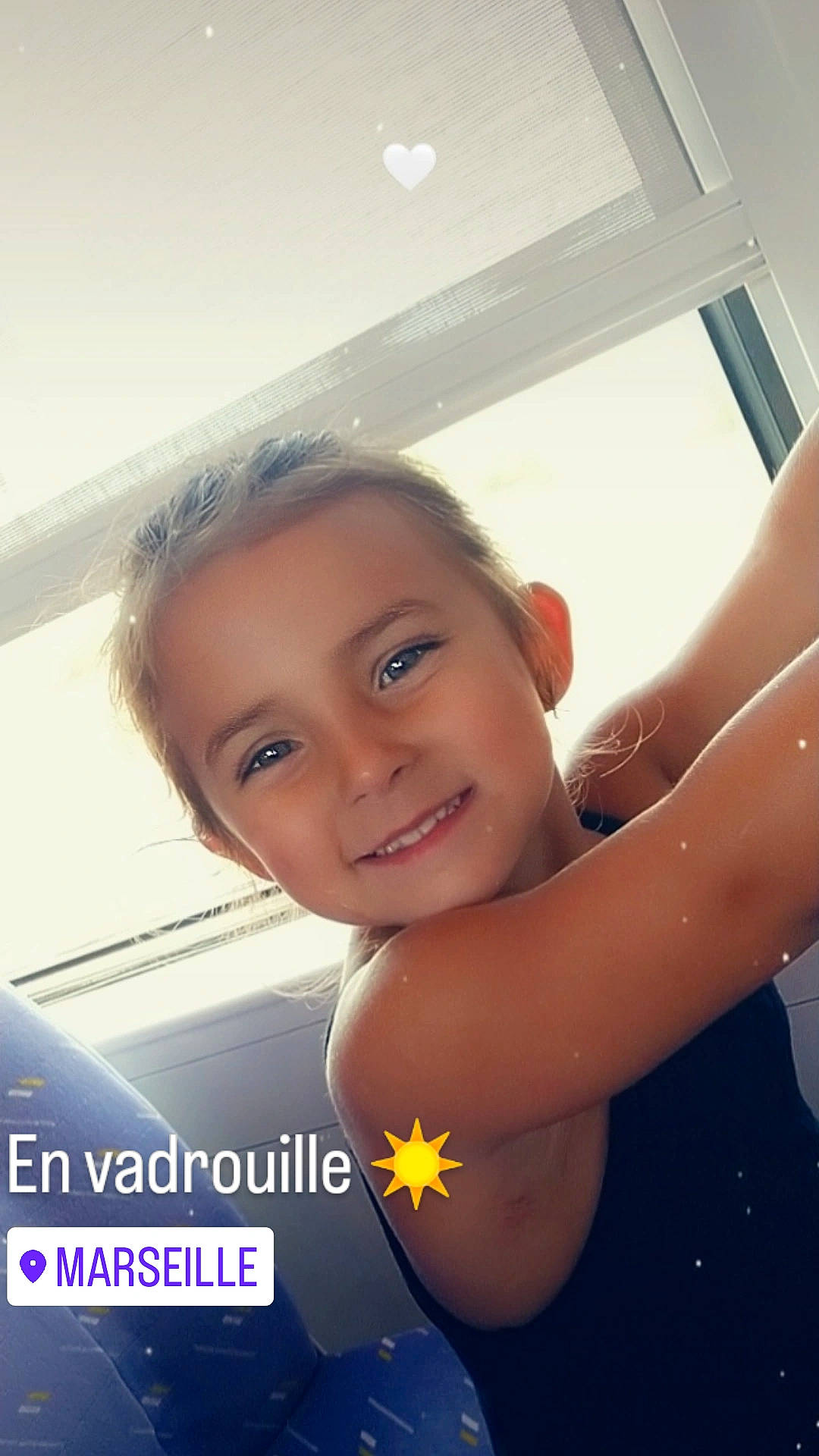 Shaïly a rejoint le concours — aidez-le/la à gagner de superbes lots ! arm, bathing, ceiling, chest, child, elbow, eye, eyebrow, flash_photography, flooring, fun, gesture, happy, joy, leisure, logo, person, room, skin, smile