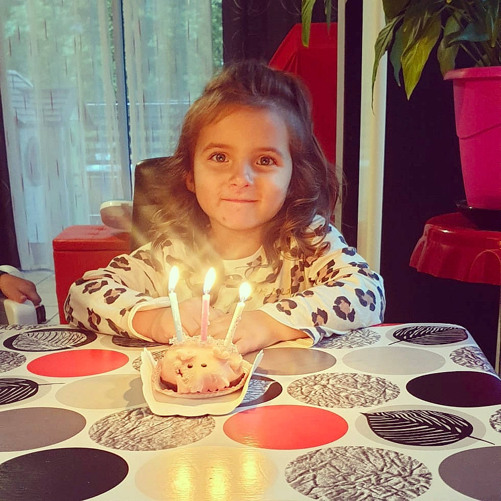 Shaïly participe au concours pour gagner de l'argent avec cette photo : art, birthday, birthday_cake, birthday_candle, cake, cake_decorating, candle, chair, cup, dishware, drinkware, food, joy, person, plant, plate, serveware, smile, sweetness, table