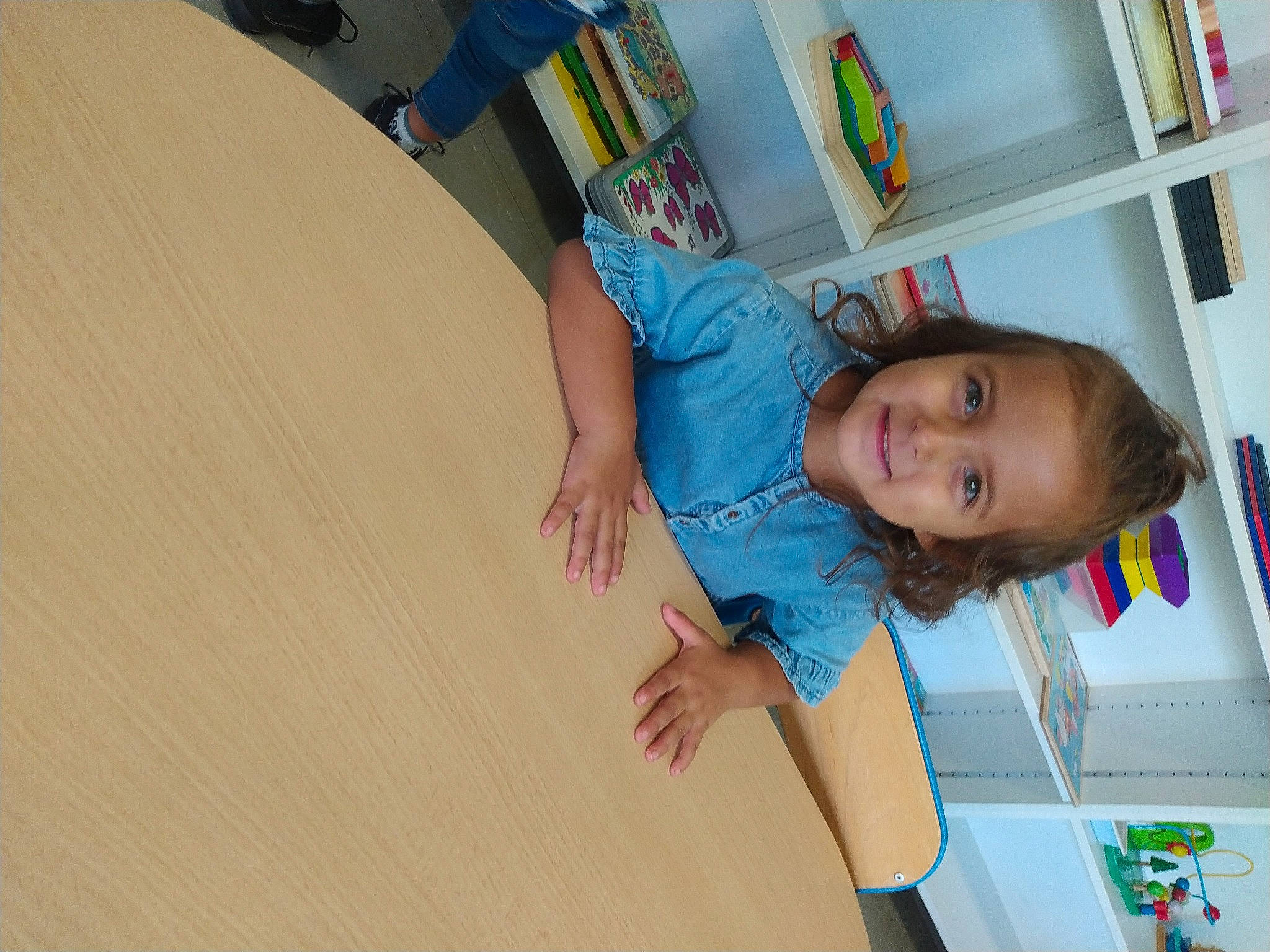 Shaïly participe au concours pour gagner de l'argent avec cette photo : bookcase, child, electric_blue, finger, floor, flooring, fun, happy, hardwood, joy, knee, leisure, person, play, room, shelf, shelving, smile, t_shirt, thigh