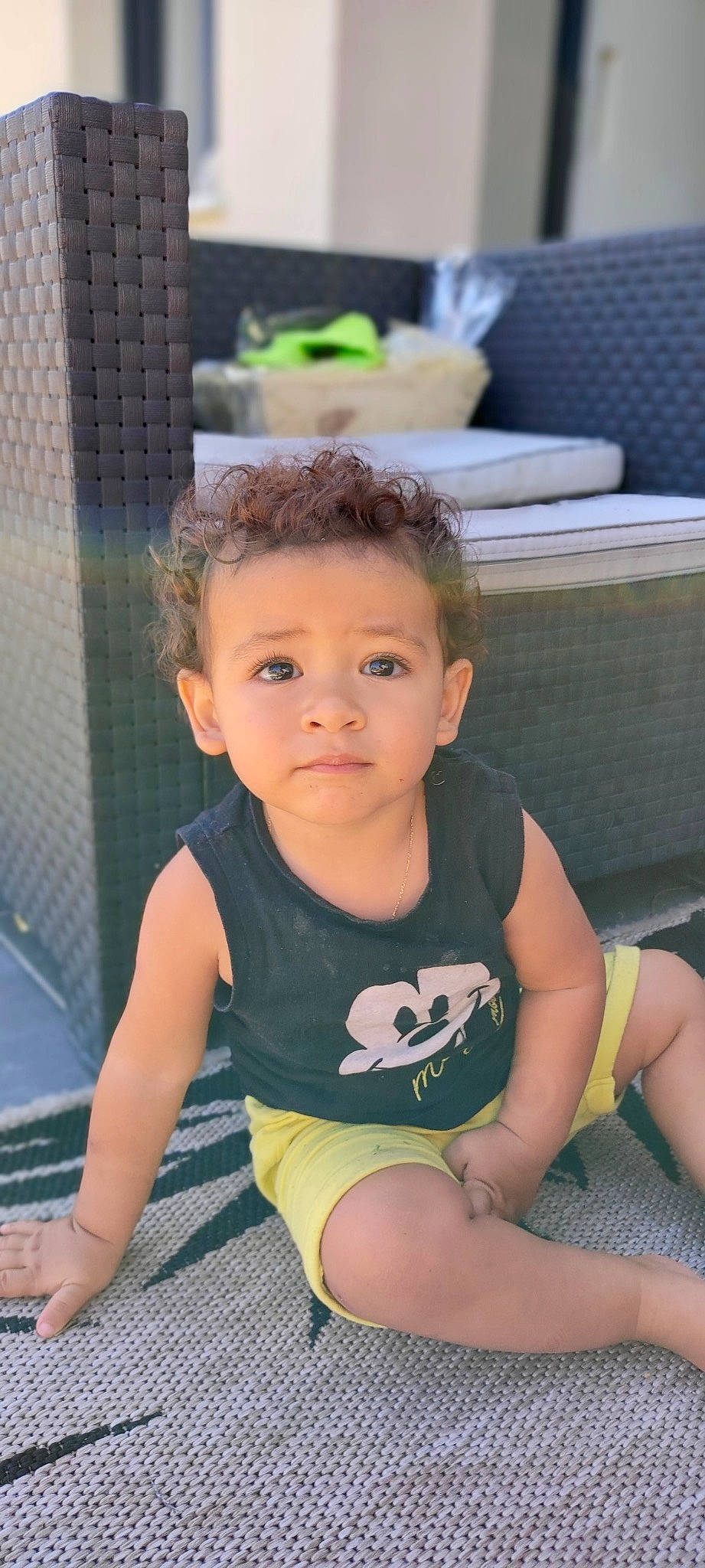 Zyad a rejoint le concours — aidez-le/la à gagner de superbes lots ! baby, baby_toddler_clothing, cheek, child, chin, eye, fun, green, happy, head, leg, leisure, mouth, nose, person, skin, smile, standing, t_shirt, thigh