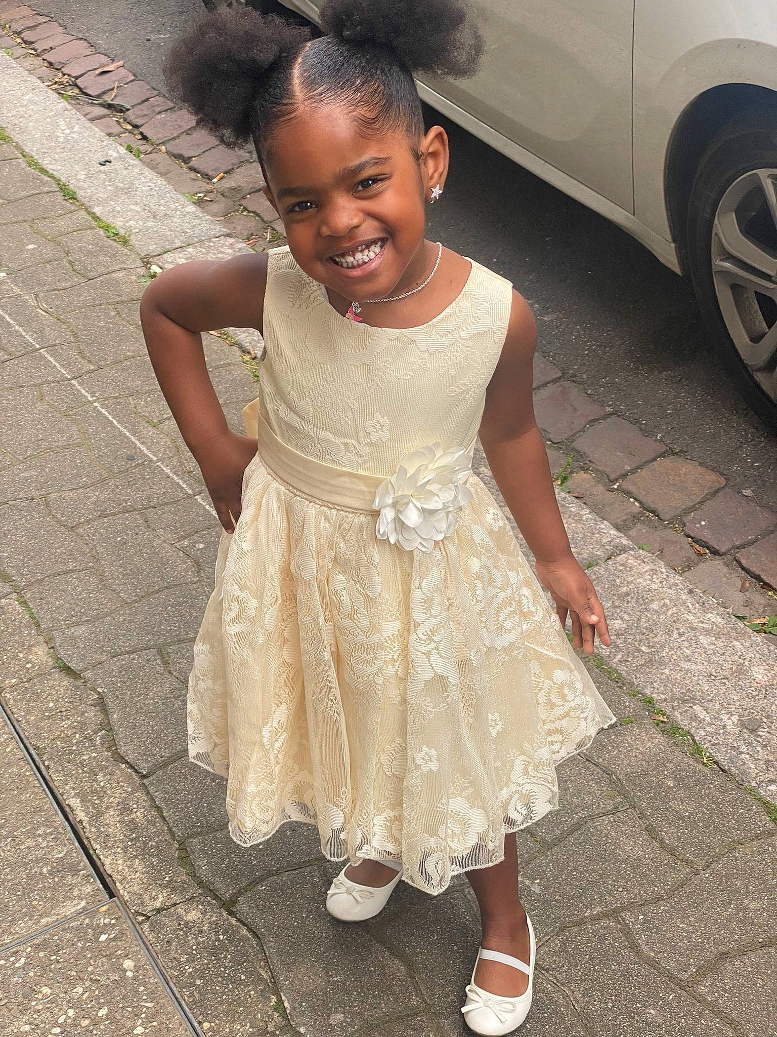 Wanery a rejoint le concours — aidez-le/la à gagner de superbes lots ! asphalt, automotive_exterior, black, car, child, day_dress, dress, eye, face, gesture, happy, joy, person, road_surface, skin, smile, standing, tire, toddler, vehicle_door