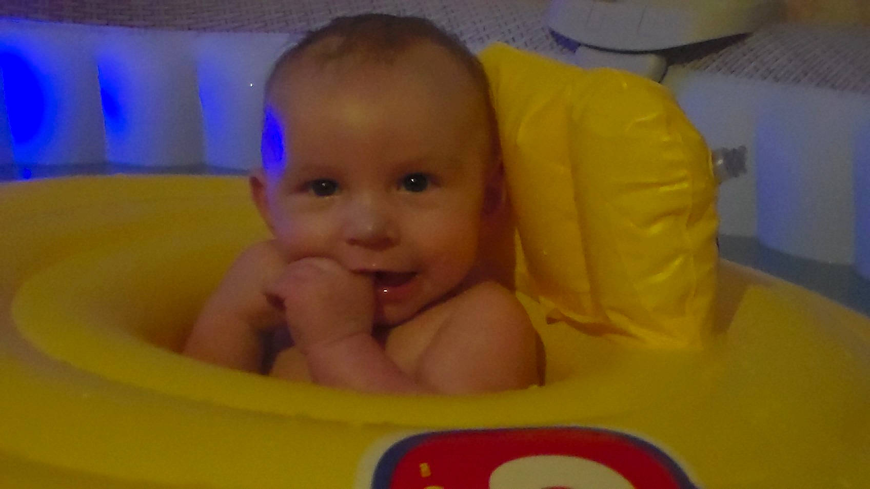 Nohlan participe au concours pour gagner de l'argent avec cette photo : baby, baby_products, bathing, cheek, child, chin, eye, face, facial_expression, forehead, fun, head, joy, mouth, nose, person, play, product, skin, snapshot