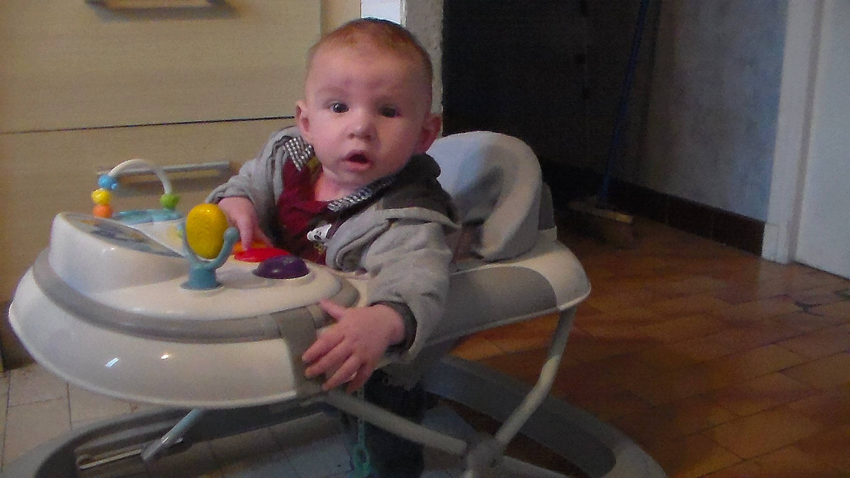 Nohlan a rejoint le concours — aidez-le/la à gagner de superbes lots ! baby, baby_products, baby_toys, child, person, play, product, sitting, toddler