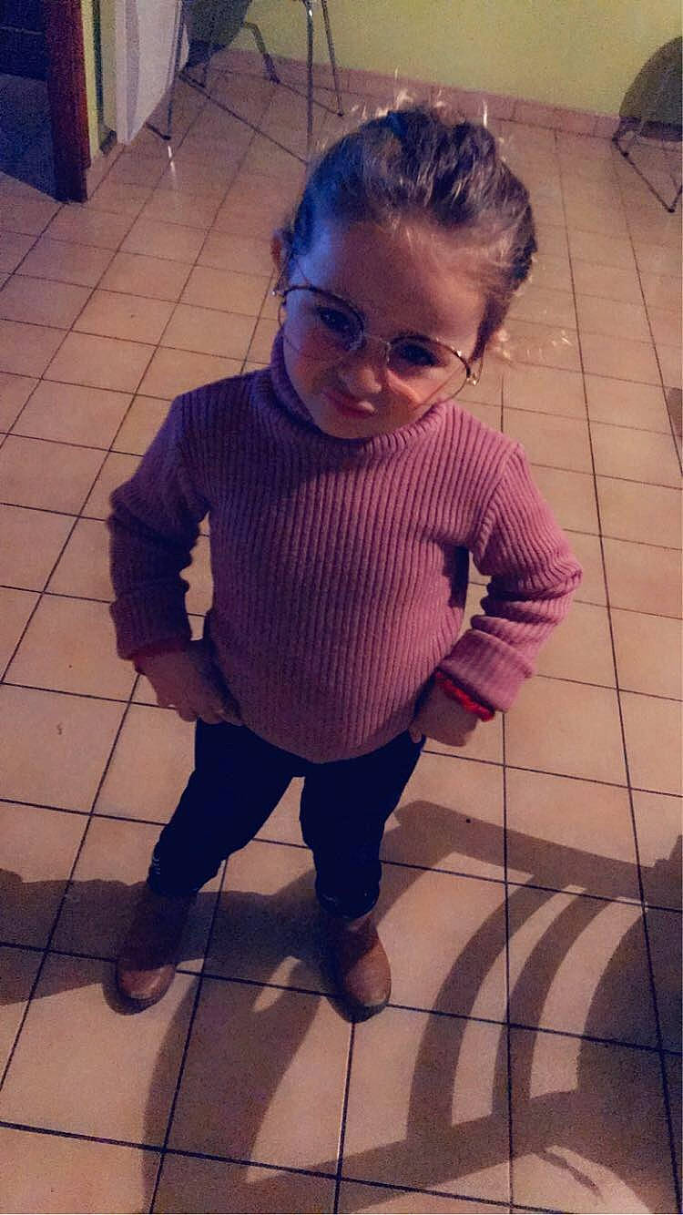 Cataleya a rejoint le concours — aidez-le/la à gagner de superbes lots ! baby, cheek, child, cool, face, floor, flooring, footwear, forehead, glasses, head, leg, outerwear, pattern, person, purple, sleeve, smile, standing, toddler