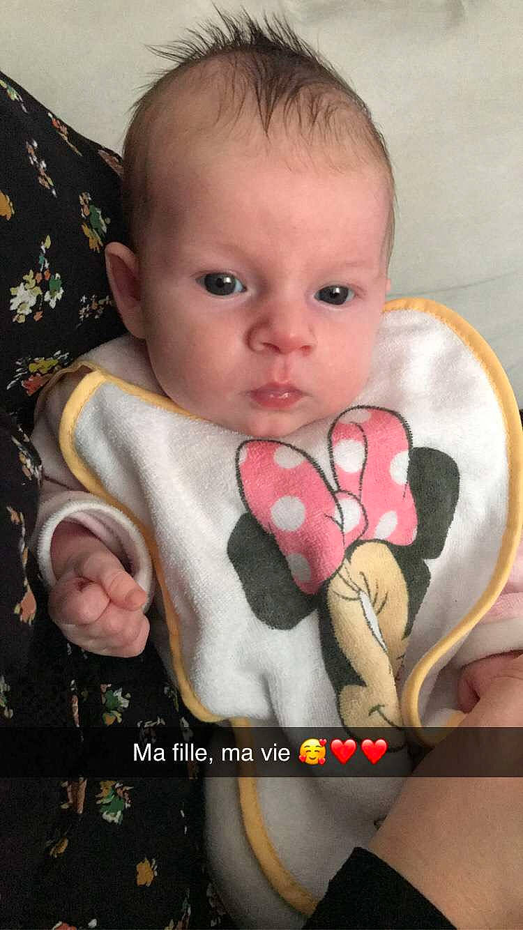 Shaïna a rejoint le concours — aidez-le/la à gagner de superbes lots ! baby, baby_toddler_clothing, cheek, child, finger, hand, head, person, skin, thumb, toddler