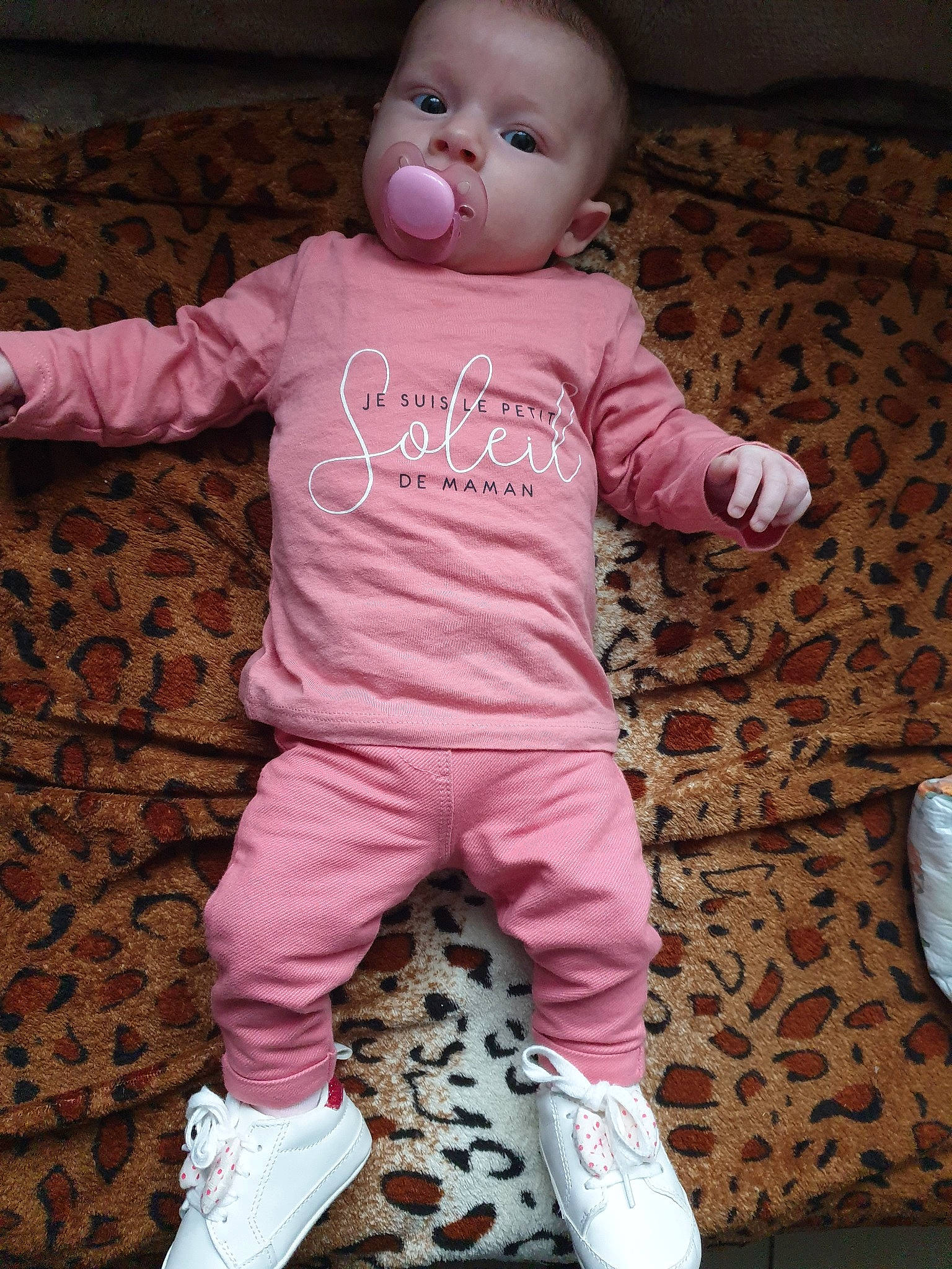 Shaïna participe au concours pour gagner de l'argent avec cette photo : baby, baby_products, baby_toddler_clothing, child, pajamas, person, pink, sleeve, toddler