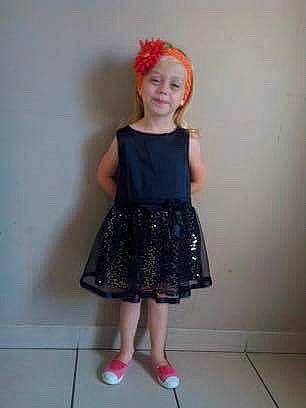 Laura a rejoint le concours — aidez-le/la à gagner de superbes lots ! clothing, design, dress, girl, pattern, person, plaid, polka_dot, shoe, shoulder, tartan, tights