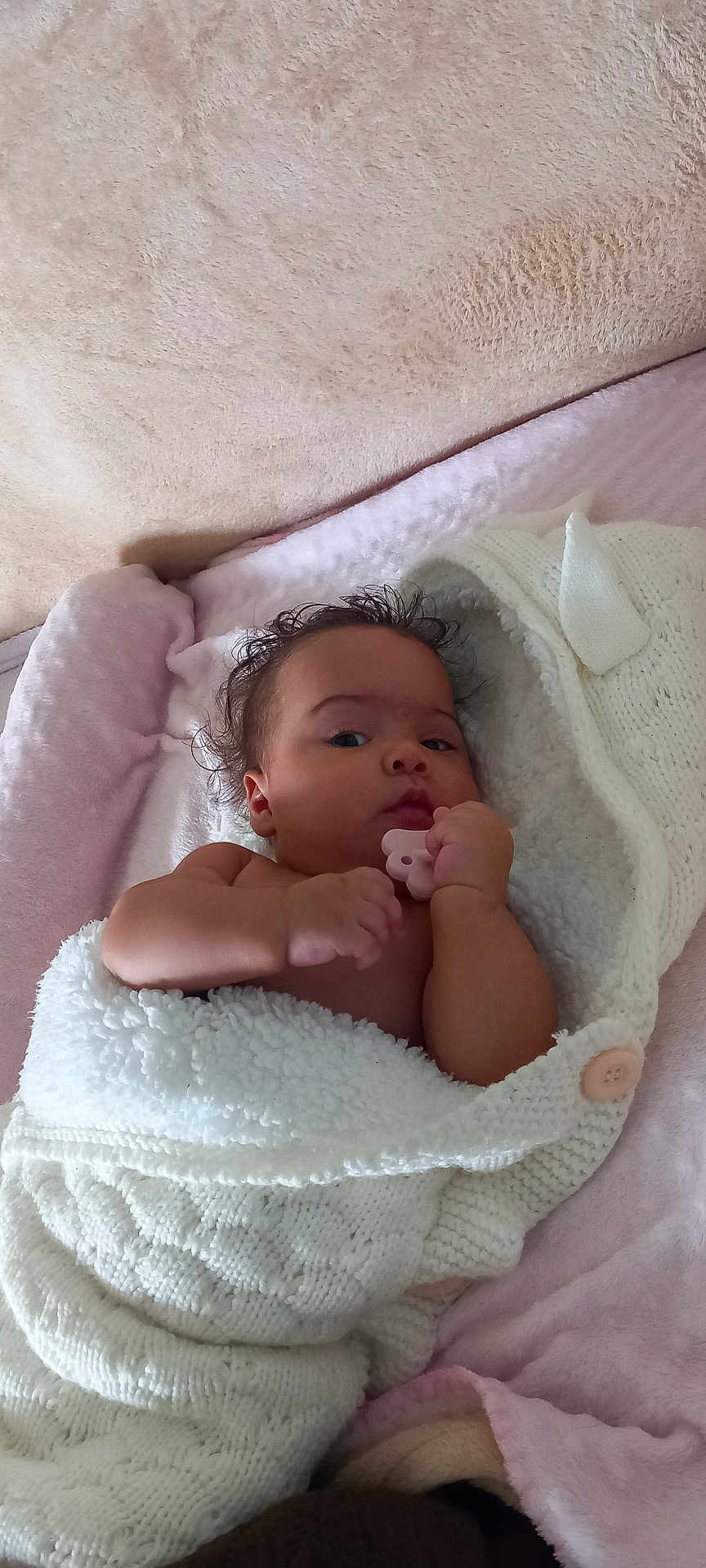 Amaya participe au concours pour gagner de l'argent avec cette photo : baby, infant, blanket, knitted, pacifier, wrapped, soft, pink, white, cute, child, lying_down, face, hand, hood, cozy, indoors, portrait, newborn, expression
