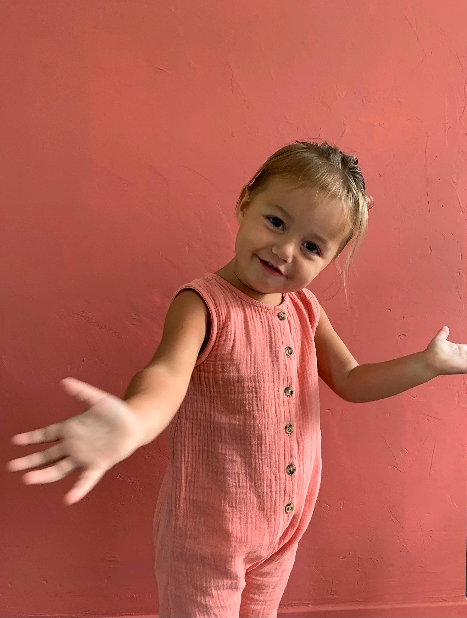 Milena a rejoint le concours — aidez-le/la à gagner de superbes lots ! arm, baby_toddler_clothing, cheek, elbow, finger, flash_photography, gesture, hand, happy, human_body, joy, magenta, neck, person, sleeve, smile, thumb, toddler, trunk, waist