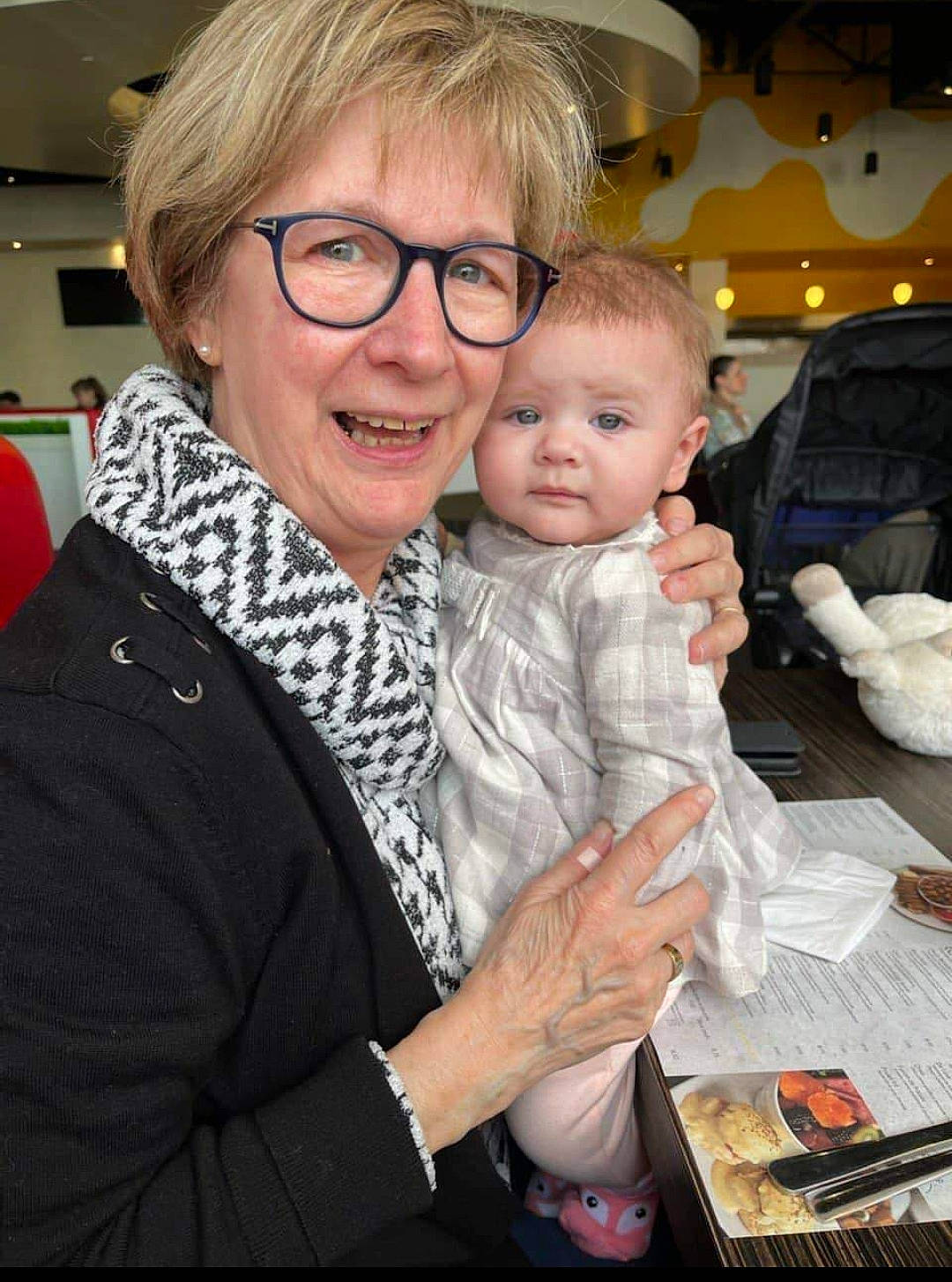 Abigaël a rejoint le concours — aidez-le/la à gagner de superbes lots ! baby, blurred, child, event, eyewear, fun, fur, gesture, glasses, grandparent, hairstyle, hand, happy, head, joy, organ, person, skin, smile, tableware