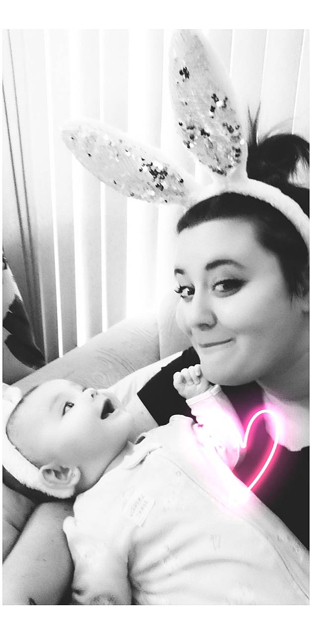 Abigaël a rejoint le concours — aidez-le/la à gagner de superbes lots ! black, black_and_white, child, cosmetics, eyebrow, eyelash, flash_photography, gesture, happy, headgear, headpiece, joy, lip, monochrome, monochrome_photography, person, photograph, smile, snapshot, style