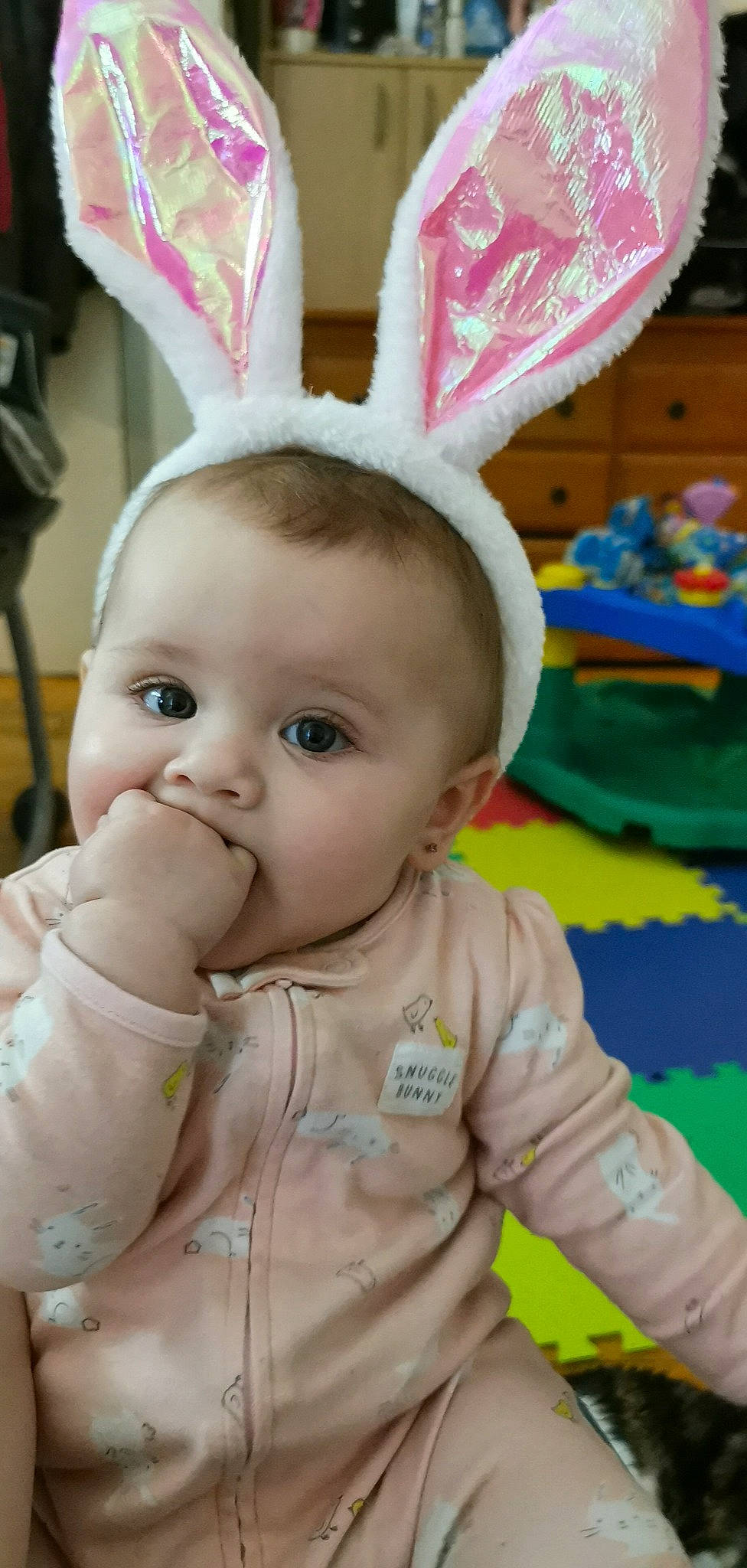 Abigaël participe au concours pour gagner de l'argent avec cette photo : baby, baby_toddler_clothing, cheek, ear, easter_bunny, event, eye, face, facial_expression, fun, happy, head, human_body, nose, organ, person, pink, skin, textile, toddler