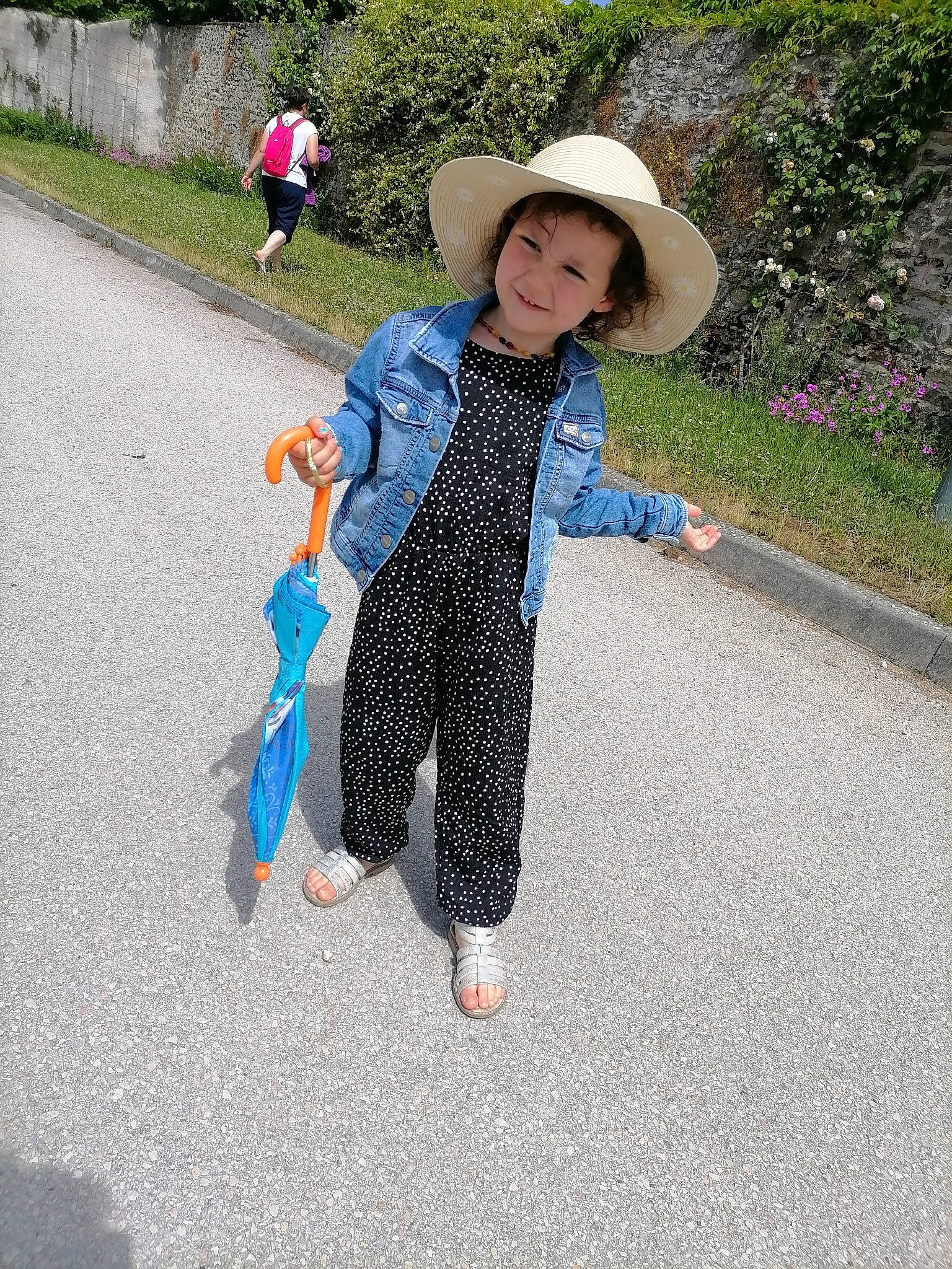 Shanna participe au concours pour gagner de l'argent avec cette photo : asphalt, costume_hat, electric_blue, event, fashion_accessory, fun, grass, happy, hat, joy, leisure, people_in_nature, person, plant, recreation, road, road_surface, sidewalk, sun_hat, tar